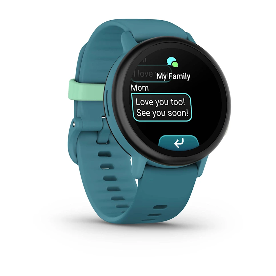 Eine türkisfarbene Smartwatch zeigt einen SMS-Austausch. Der Bildschirm zeigt Nachrichten von 'Mom' mit 'Love you too! See you soon!'