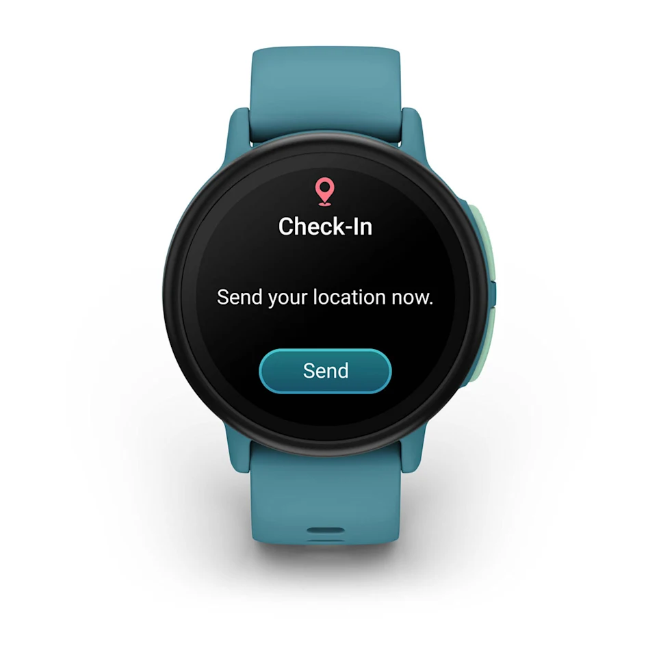 Eine türkisfarbene Smartwatch zeigt einen Check-in-Bildschirm an. Es zeigt 'Check-In', ein Standortsymbol und fordert 'Senden Sie jetzt Ihren Standort'. Eine 'Senden'-Schaltfläche ist sichtbar.