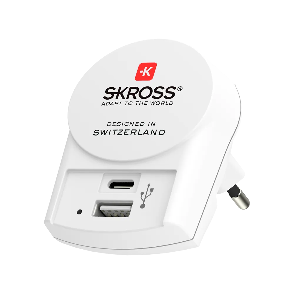 Fehér SKROSS adapter USB portokkal és dugóval. A logó a 'SKROSS' és a 'Designed in Switzerland' feliratot tartalmazza.