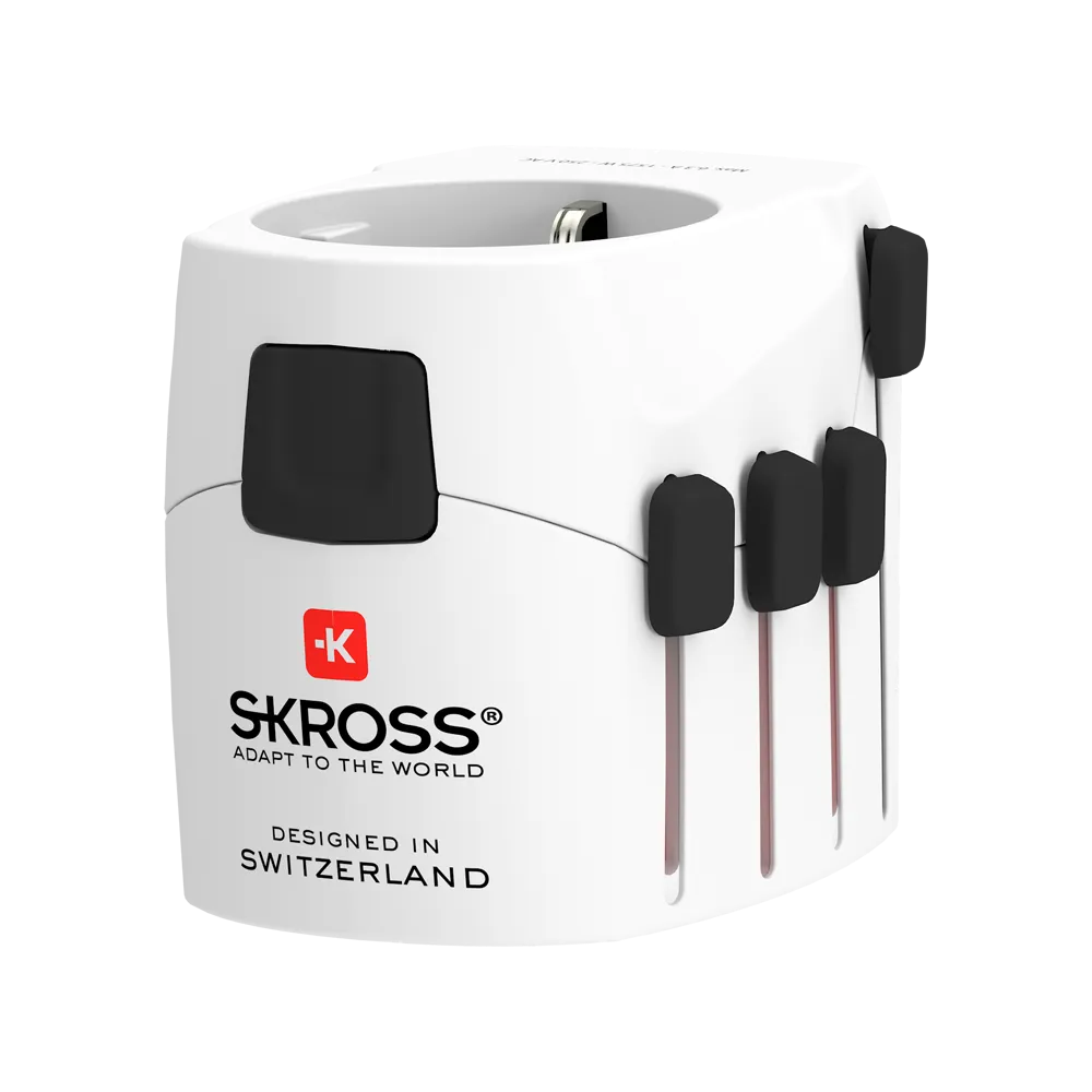 Fehér SKROSS utazóadapter fekete dugókkal. Svájci design címkéje van, és több aljzattal rendelkezik.