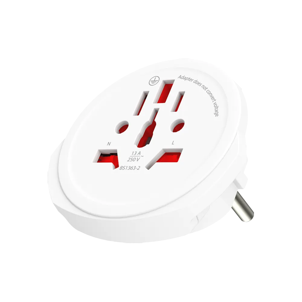 Fehér utazóadapter piros lyukakkal. A felirat szerint nem alakítja a feszültséget, 13A, 250V támogatással.