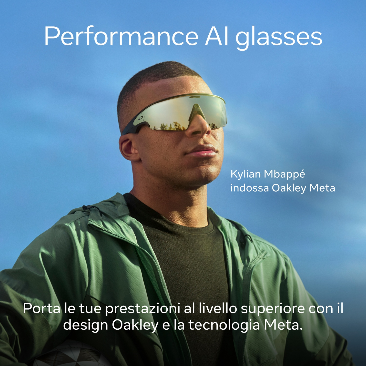 Kylian Mbappé indossa occhiali Oakley Meta. Indossa una giacca verde, con sfondo cielo blu. Il testo menziona Performance AI glasses.