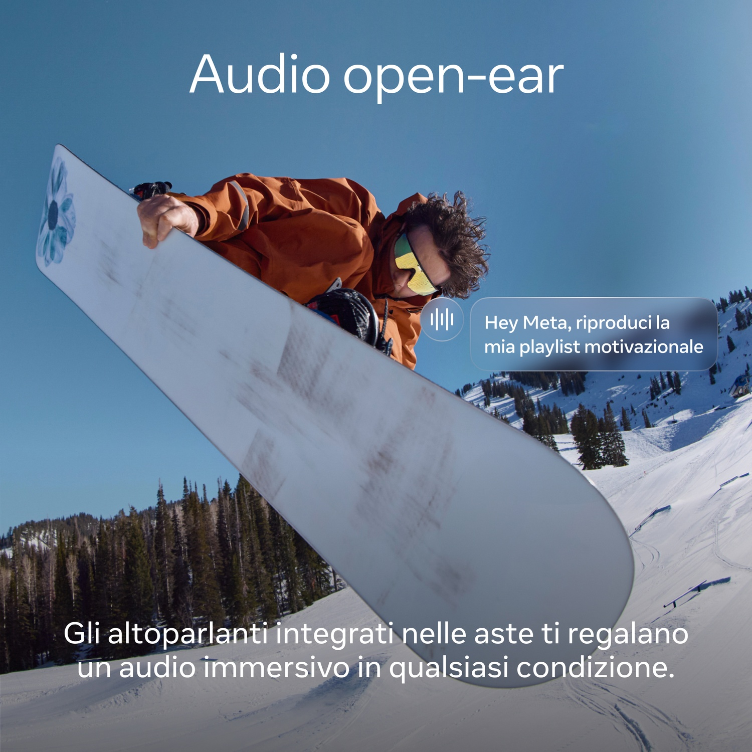Uno snowboarder con giacca arancione salta. Lo sfondo mostra un pendio e cielo blu. Il testo dice 'Audio open-ear'.