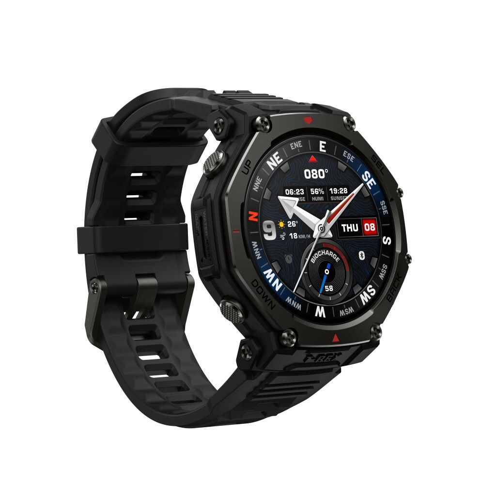 Reloj inteligente negro con esfera redonda que muestra datos. Tiene una correa negra. El reloj muestra direcciones de brújula y métricas de salud.
