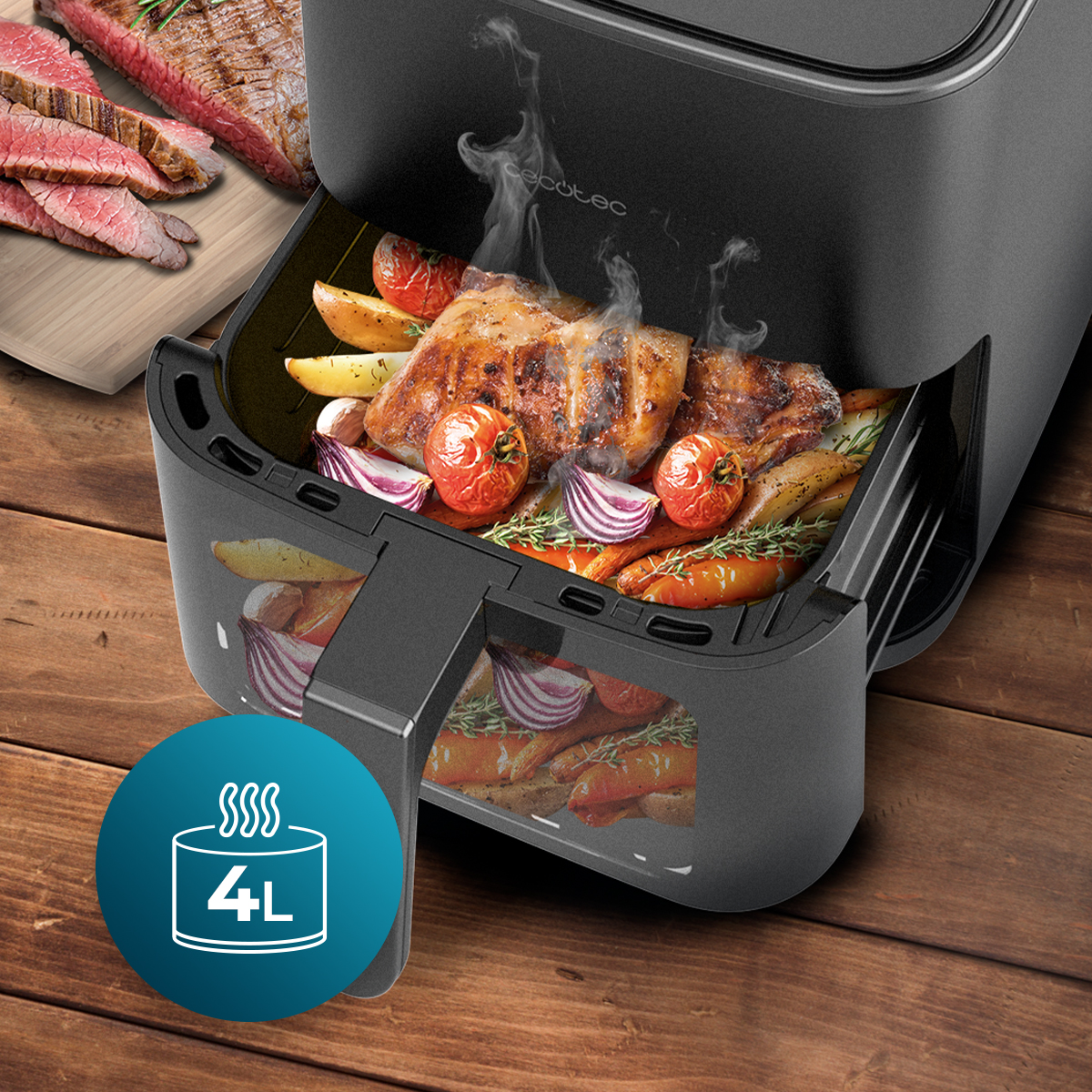 Una freidora de aire con carne y verduras cocinadas. Un bistec está en una tabla de cortar. Un indicador de capacidad de 4L es visible.