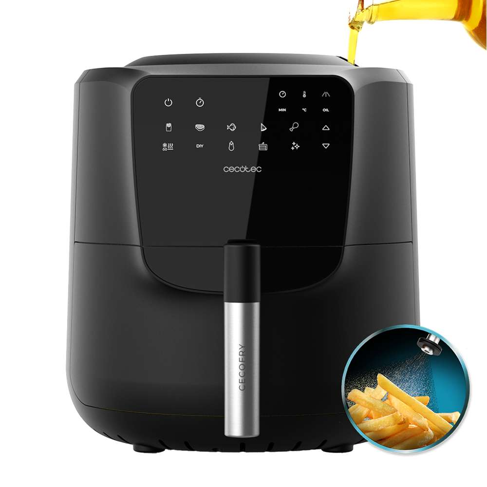 Una freidora de aire negra con panel de control. Se vierte aceite en ella. Una vista lateral muestra papas fritas rociadas con aceite.