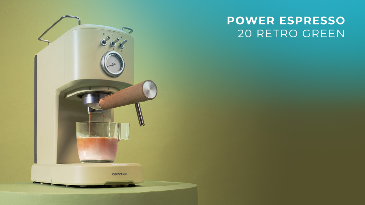 Máquina de espresso color crema dispensando café en una taza de vidrio. Fondo degradado verde y turquesa con texto: POWER ESPRESSO 20 RETRO GREEN.