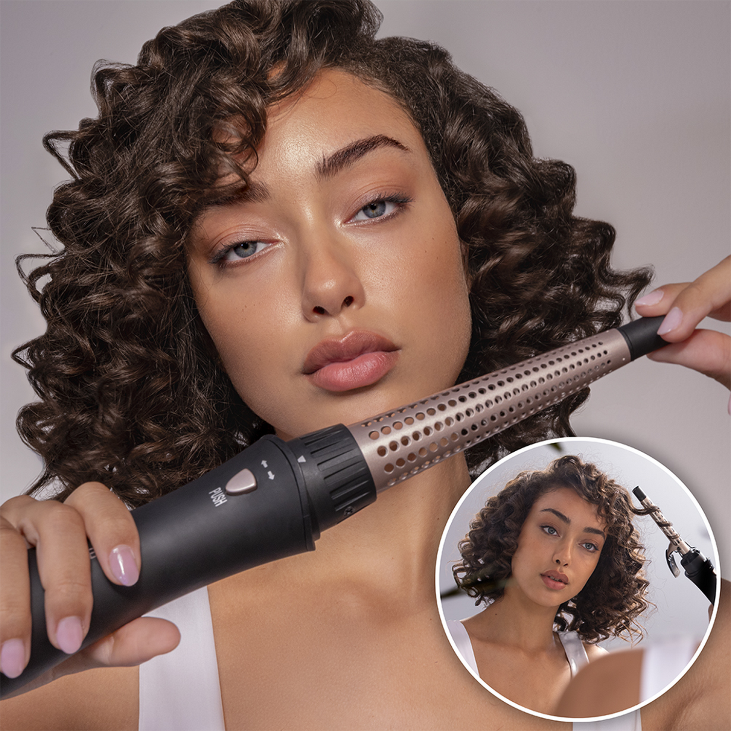 Una mujer con cabello rizado usando un rizador. Una incrustación circular muestra a la misma mujer con el cabello rizado. Fondo pálido.