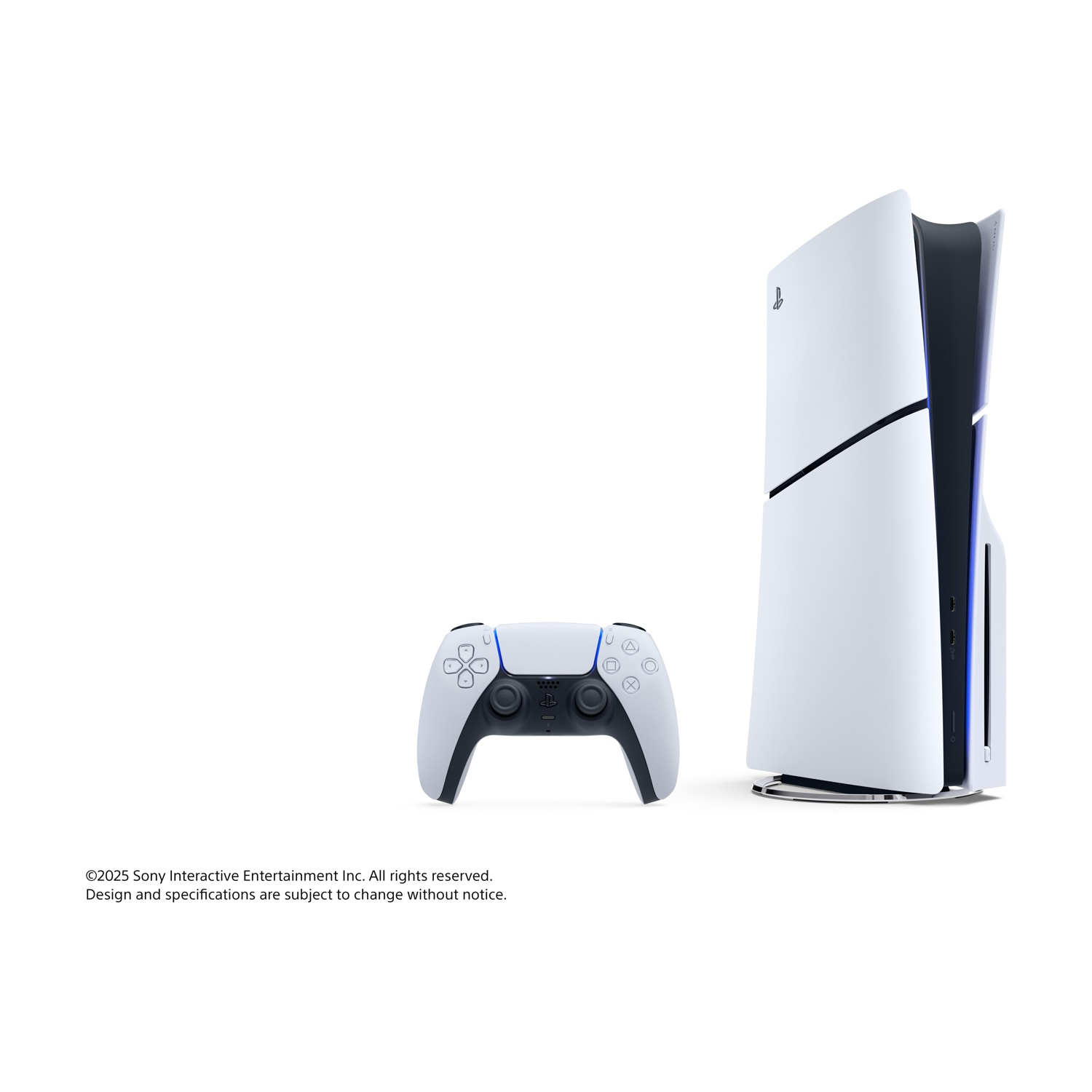 Una console PlayStation 5 bianca e nera e un controller abbinato sono visualizzati su sfondo bianco. La console è in posizione verticale.