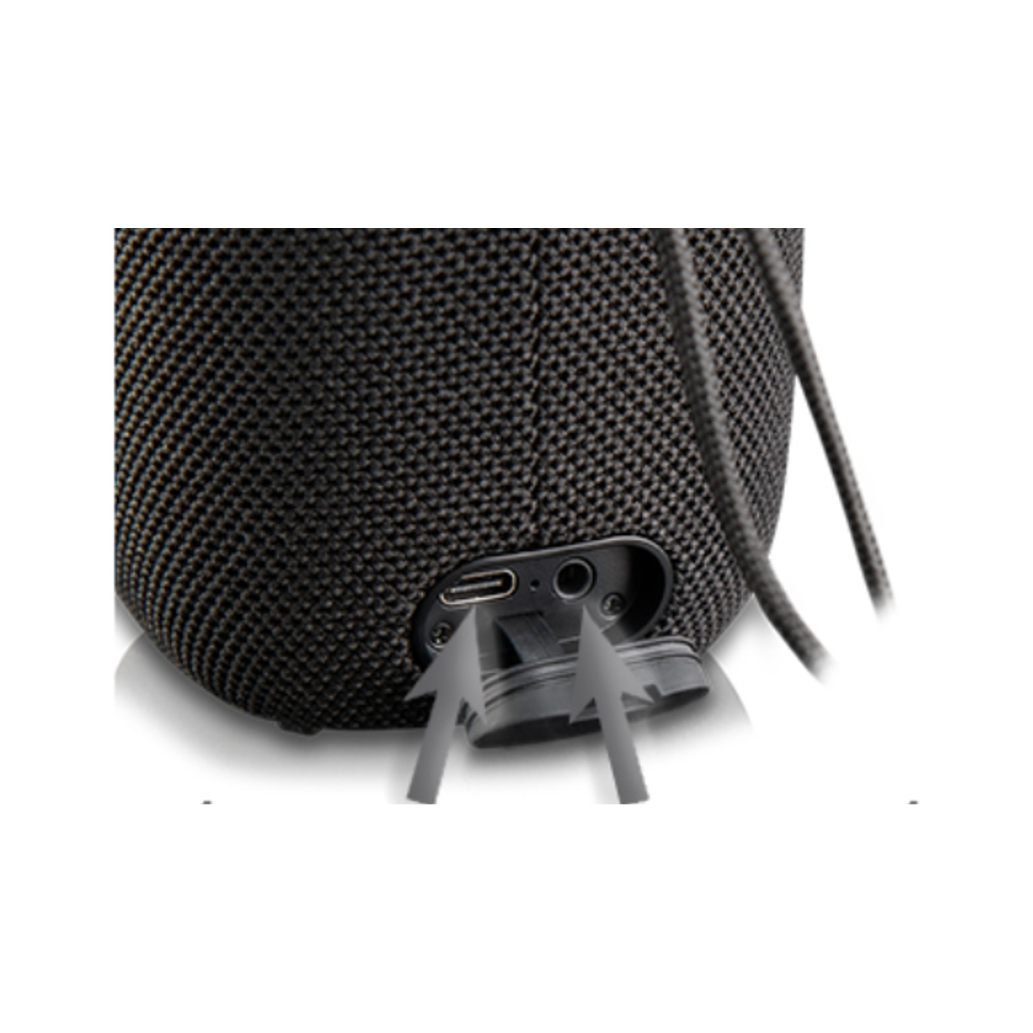 Primo piano di un altoparlante nero che mostra le porte e una trama intrecciata. Le frecce indicano la porta USB e il jack audio.