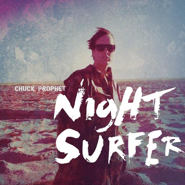 Eine Person mit Sonnenbrille und Mantel steht am Strand, die Worte 'Night Surfer' sind weiß geschrieben. Der Himmel ist blau mit einem rosa Farbton.