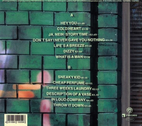 Albumcover mit Titelliste auf grüner Backsteinmauer. Titel sind 'Hey You', 'Cold Heart' und 'Sneaky Kid'.