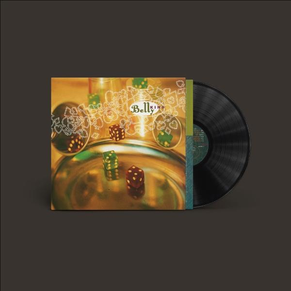 Albumcover mit Würfeln, einer Schallplatte und dem Schriftzug 'Belly'. Das Cover ist beige mit Würfeln und einer reflektierenden Oberfläche.