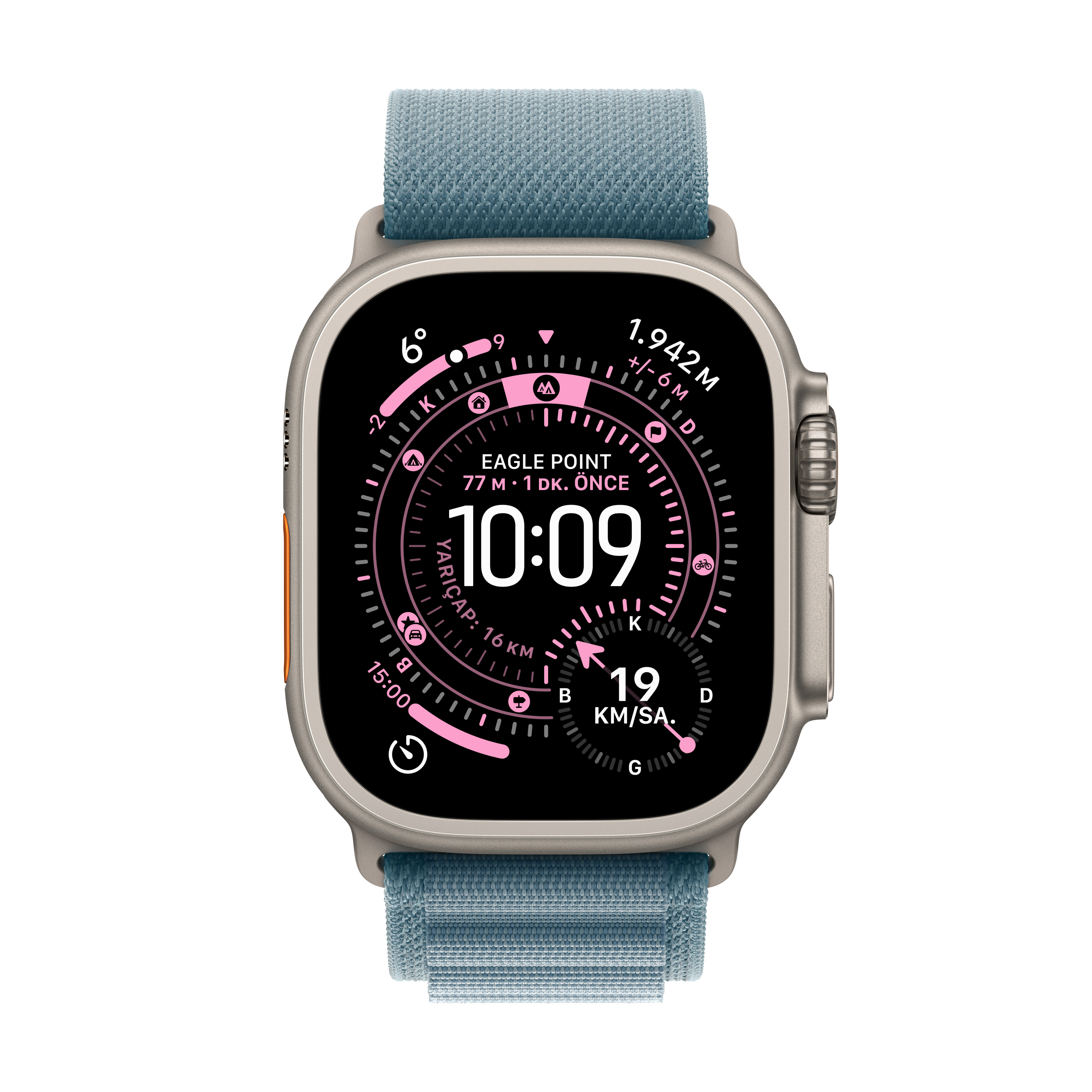 Mavi kayışlı Apple Watch Ultra, zamanı, mesafeyi ve hızı gösterir. Arka plan siyah, saat gümüş rengidir.