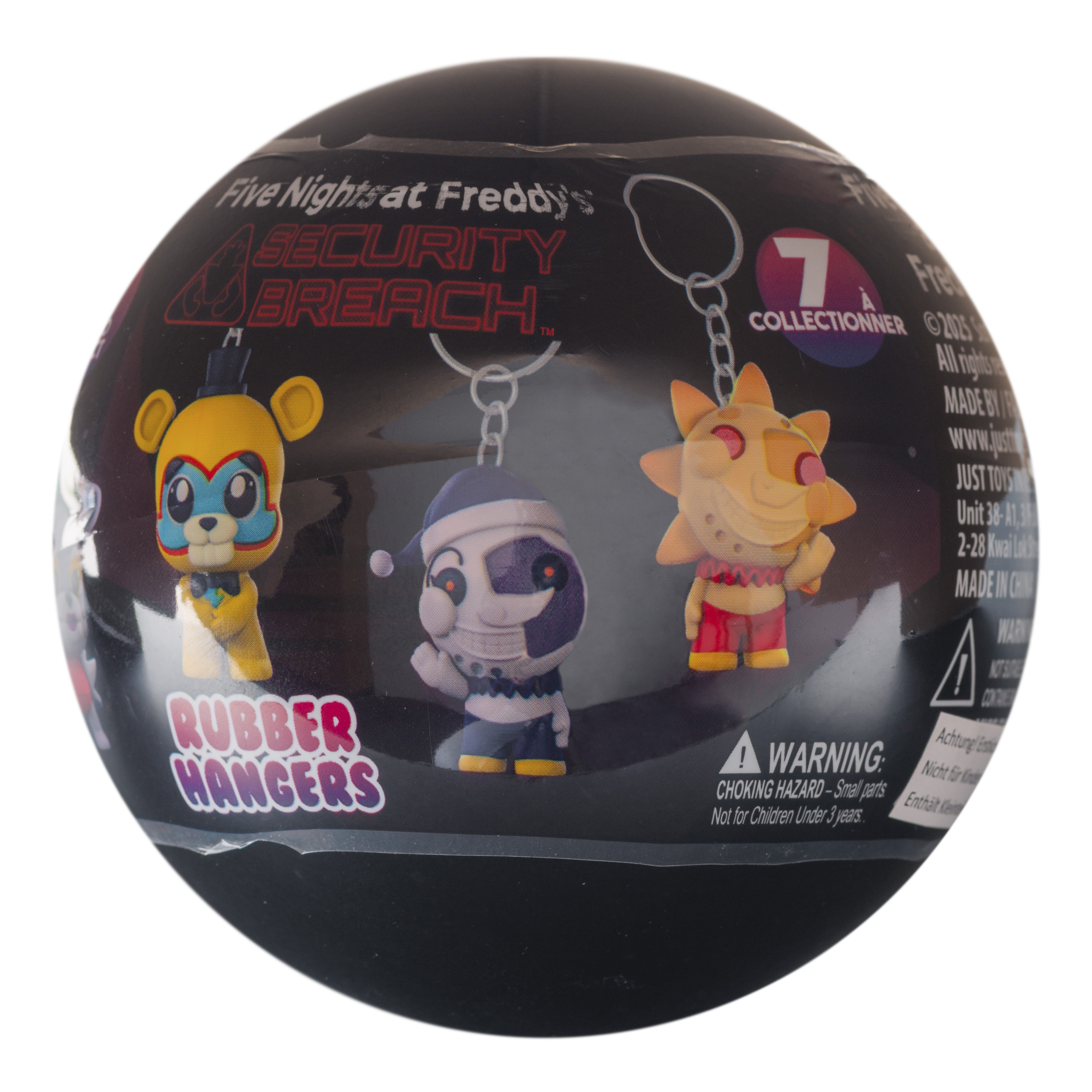 Eine schwarze Kugel mit drei Gummi-Aufhänger-Figuren. Text: Five Nights at Freddy's Security Breach. Warnhinweis.