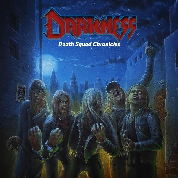 Albumcover. Bandmitglieder in einer Gasse. Einer hebt die Faust. Der Himmel ist dunkelblau. Titel: Darkness Death Squad Chronicles.