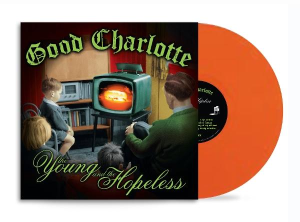 A Good Charlotte 'The Young and the Hopeless' című albumának borítója. Egy retró tévét mutat egy családdal, amint nézik, és egy narancssárga bakelitlemezt.