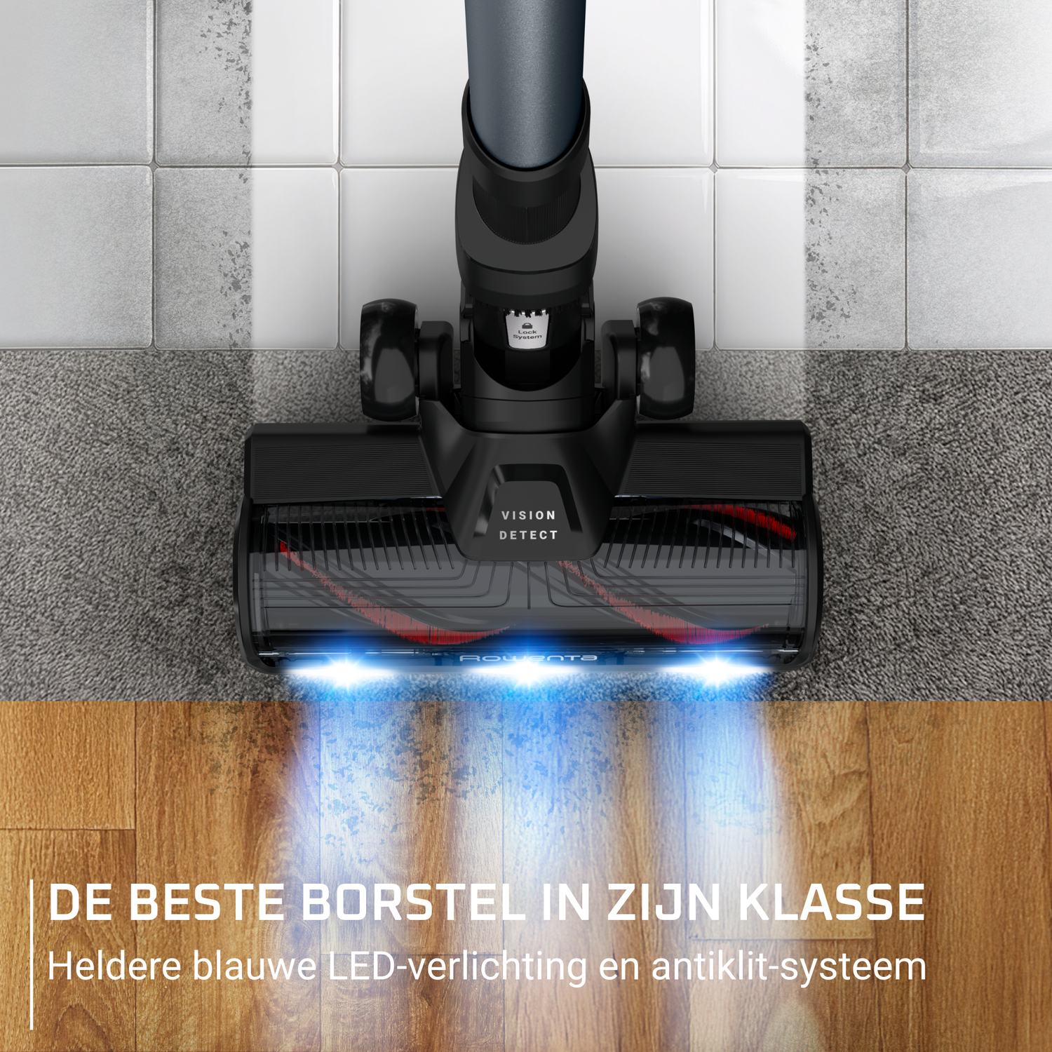 Een zwarte stofzuigerkop met blauwe lichten die een vloer schoonmaakt. Tegels, tapijt en hout zijn te zien. Tekst luidt 'Beste borstel in zijn klasse'.