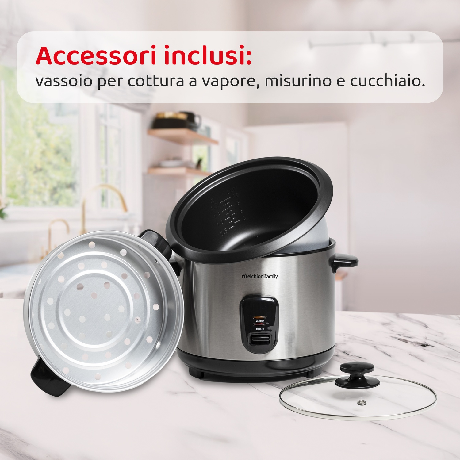 Una cuociriso argentata Melchionifamily con vaporiera, misurino e cucchiaio. Si trova su un piano di lavoro in marmo. Il coperchio è di vetro.