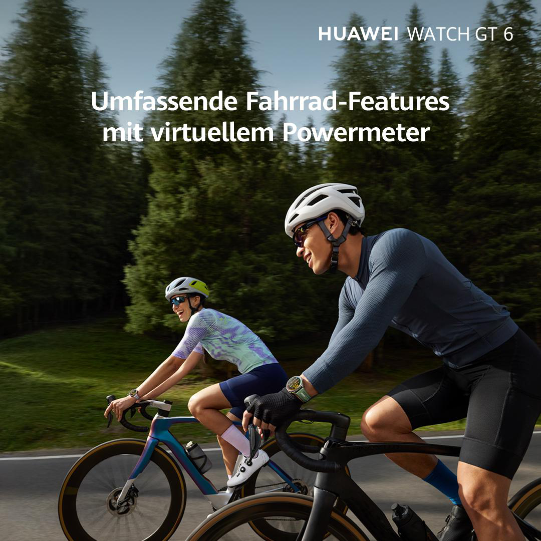 Zwei Radfahrer fahren auf einer Straße Fahrrad. Sie tragen Helme und Sportkleidung. Bäume sind im Hintergrund. Die Huawei Watch GT 6 wird beworben.