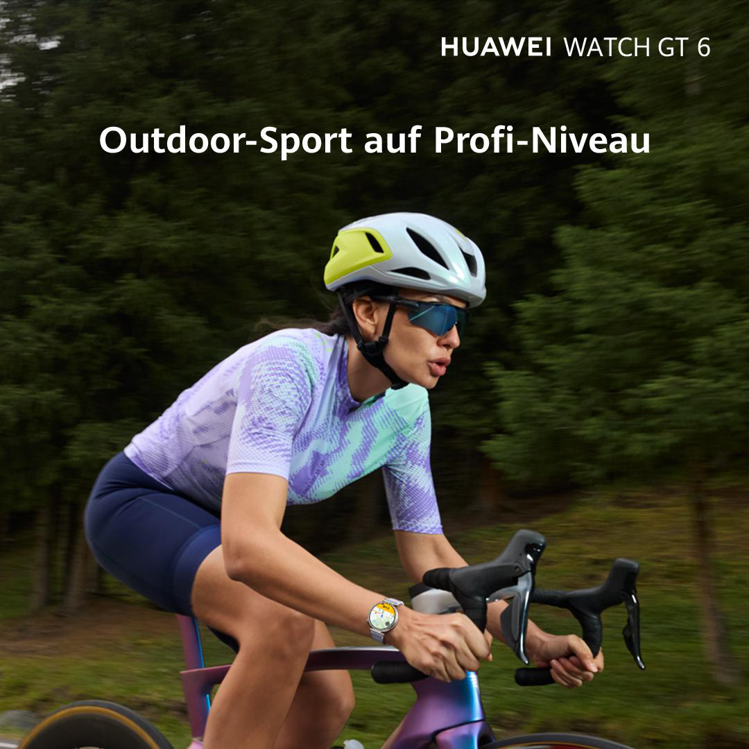Radfahrer in Bewegung mit Helm und Brille. Fahrrad hat bunten Rahmen, vor grünem Wald. Huawei Watch GT 6.