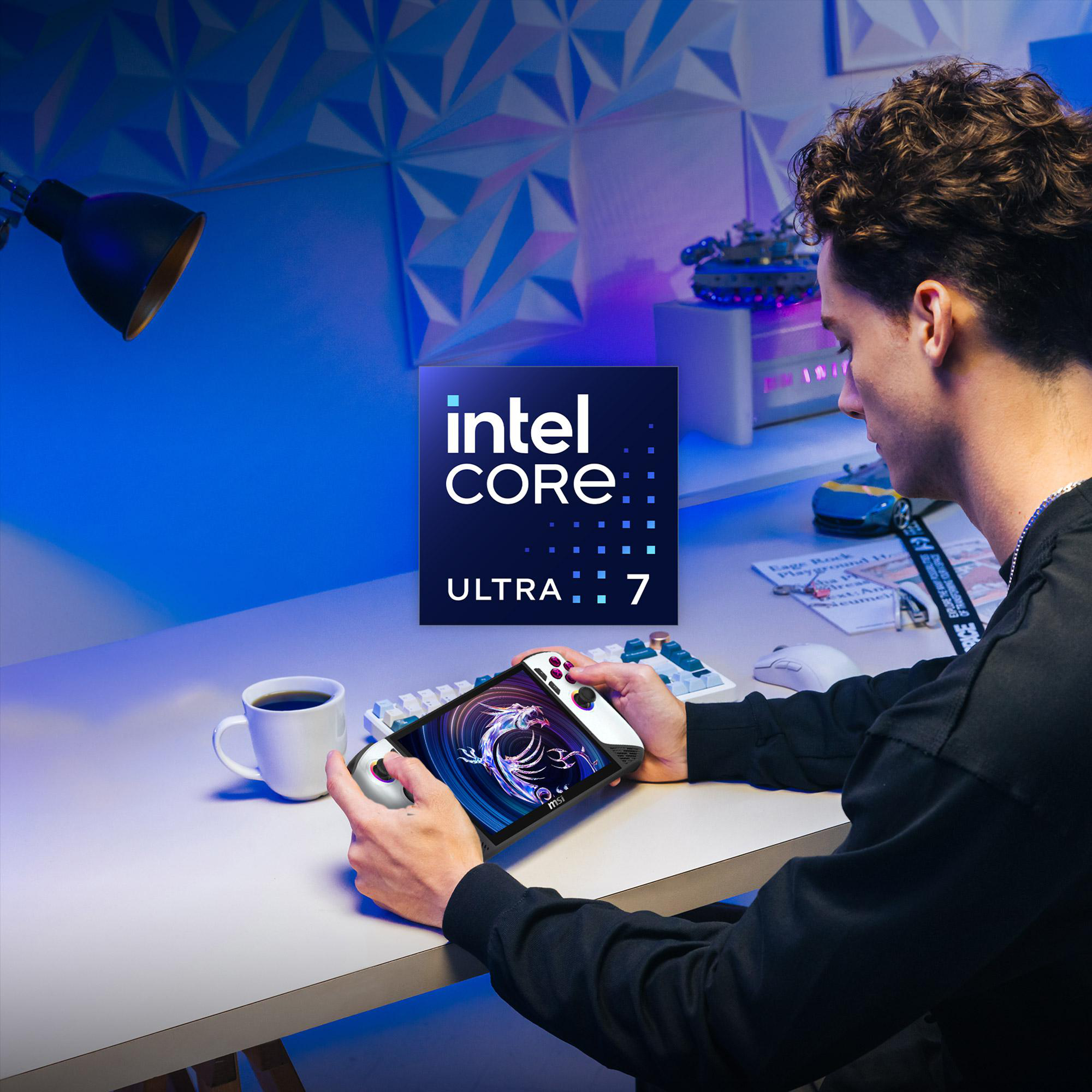 Mann hält Tablet mit MSI-Logo. Intel Core Ultra 7-Logo im Hintergrund. Kaffeetasse und Tastatur auf dem Tisch.