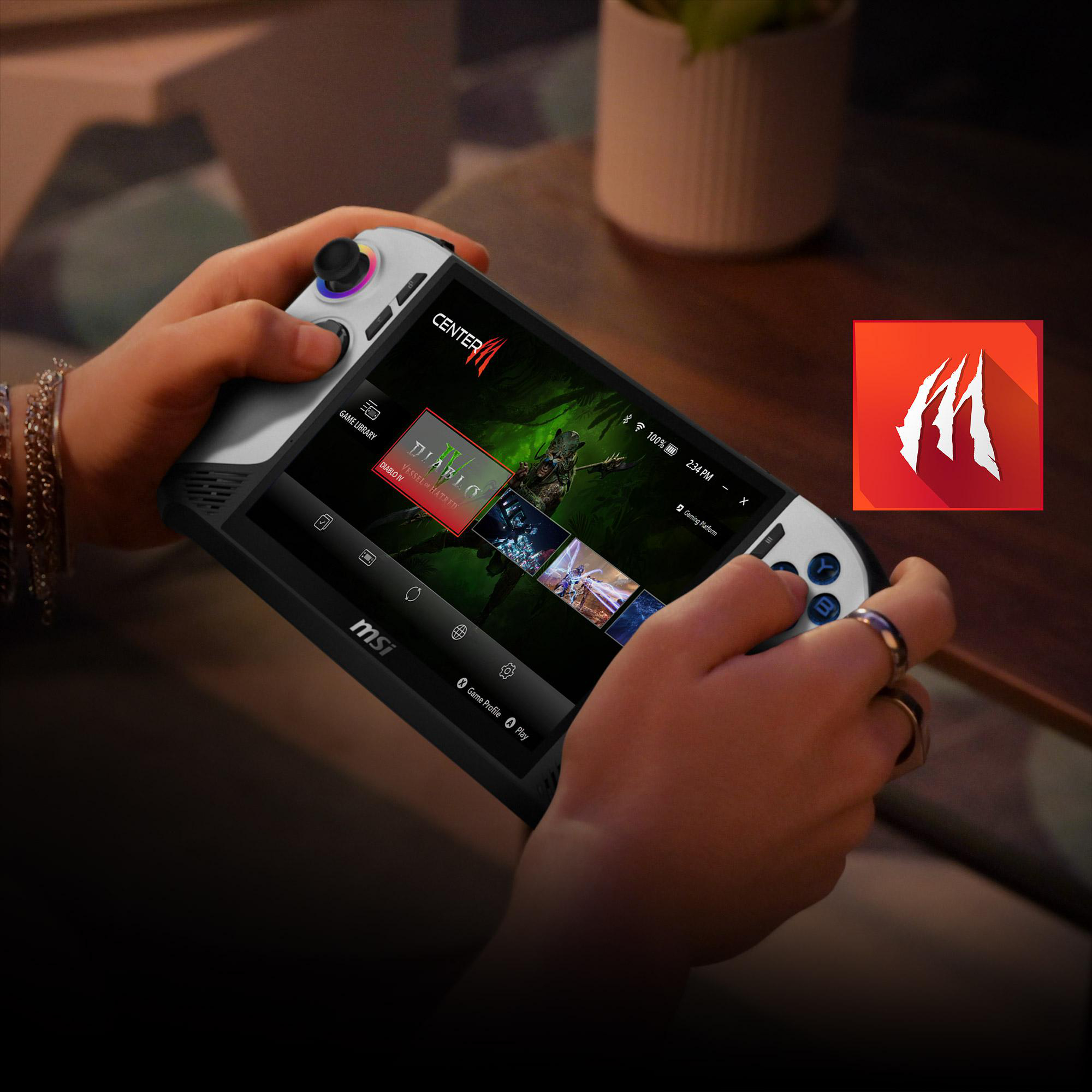 Hände halten ein MSI-Handheld-Gaming-Gerät, das Diablo IV anzeigt. Ein Klauenlogo befindet sich oben rechts.