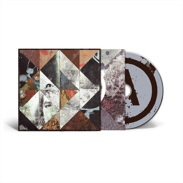 CD-Hülle mit geometrischem Muster und CD mit großem 'A'-Symbol.