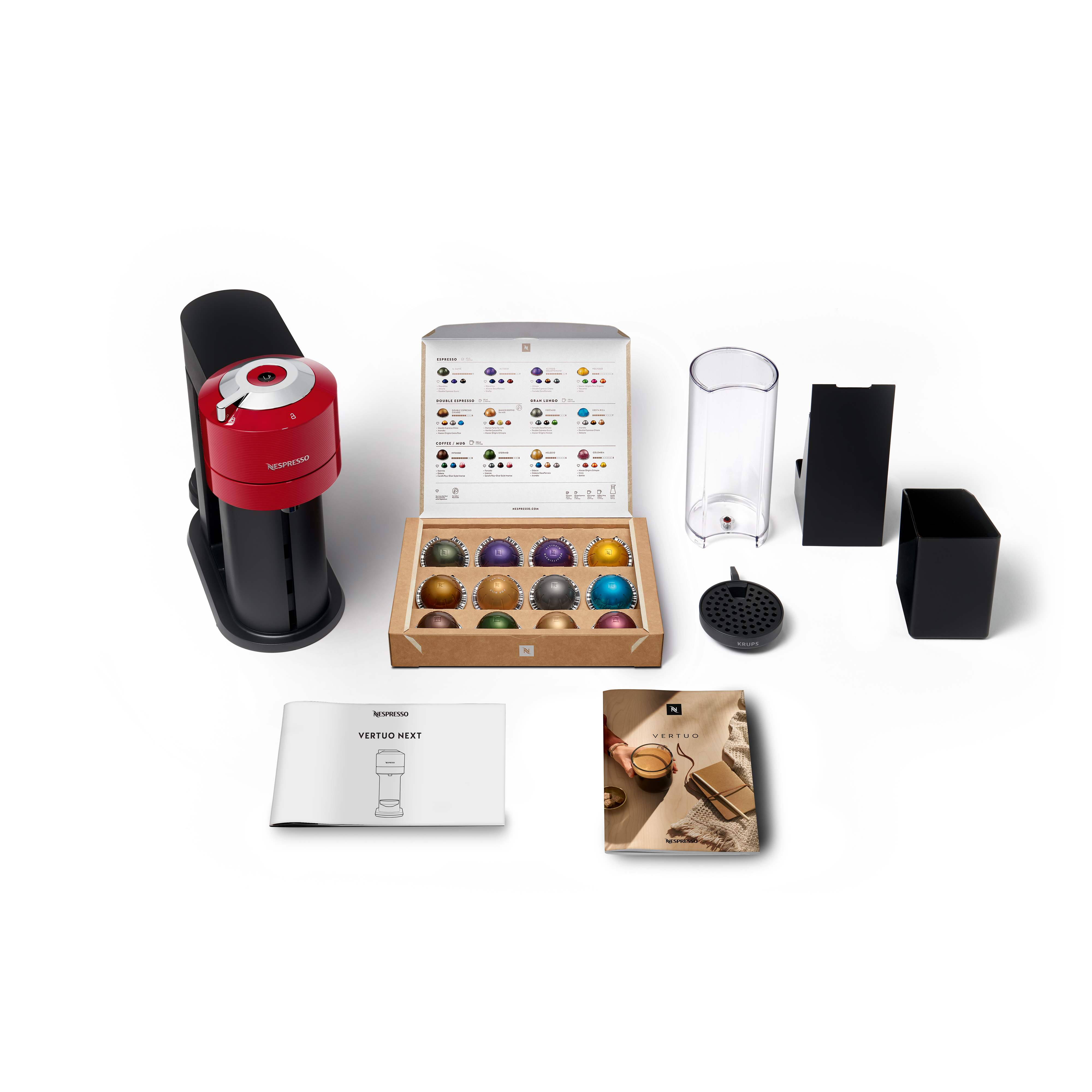Máquina de café Nespresso, cápsulas, accesorios e instrucciones organizados sobre una superficie blanca.