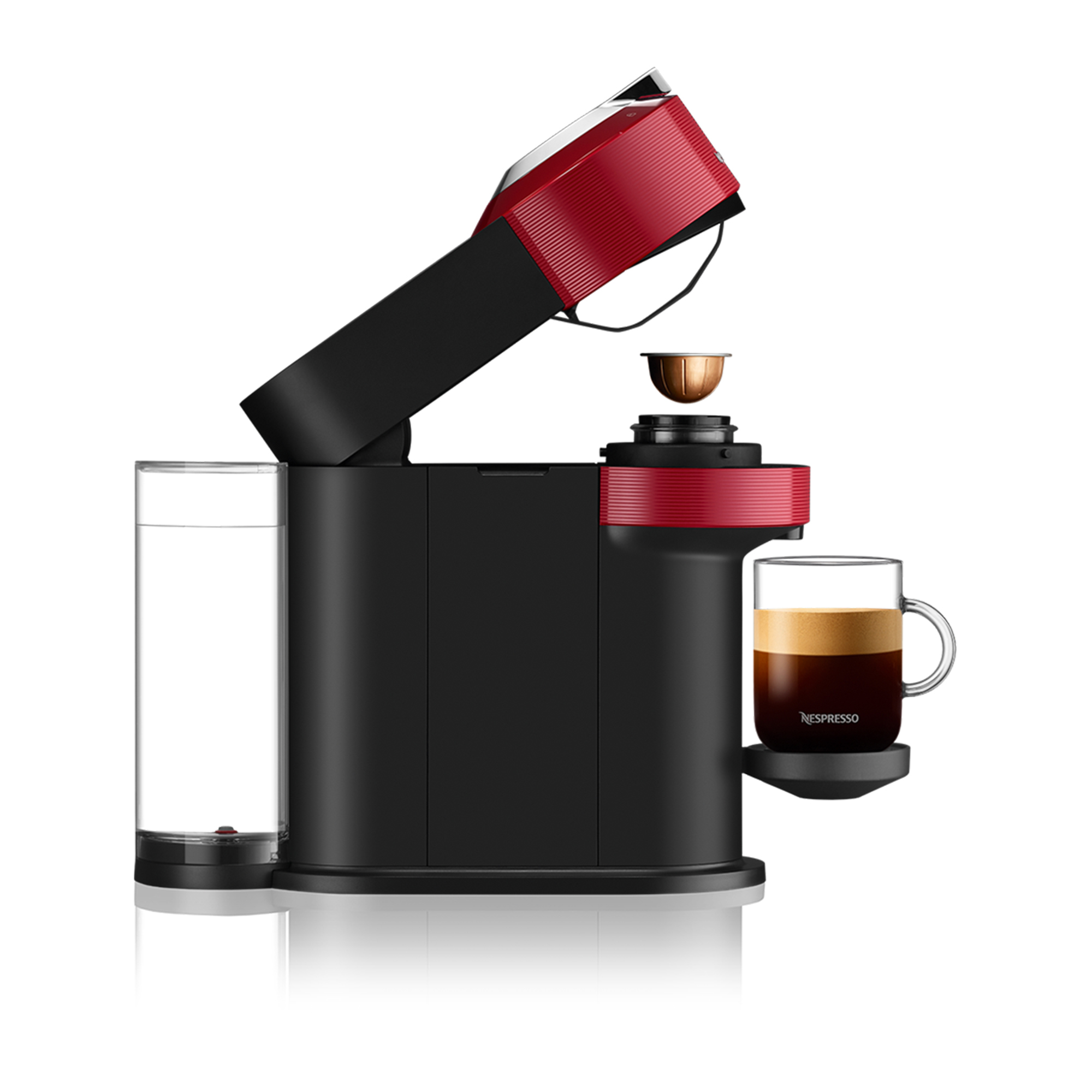 Una cafetera Nespresso. Es negra y roja. A la derecha hay una taza de café. Una cápsula está lista para insertar.