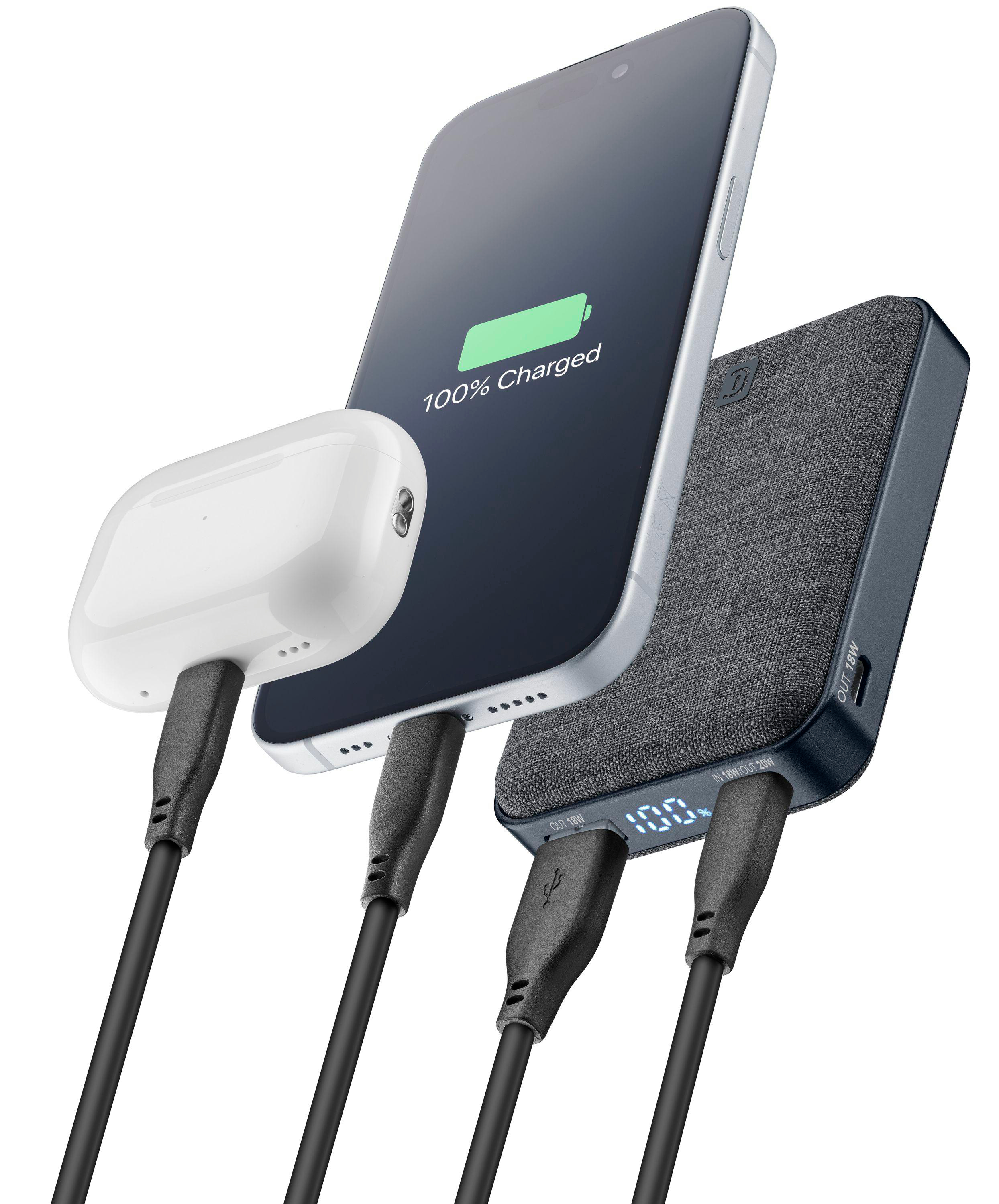 Bild eines Telefons, weißer Ohrhörer und Powerbank, alle verbunden mit schwarzen Ladekabeln. Telefon zeigt 100% geladen an.