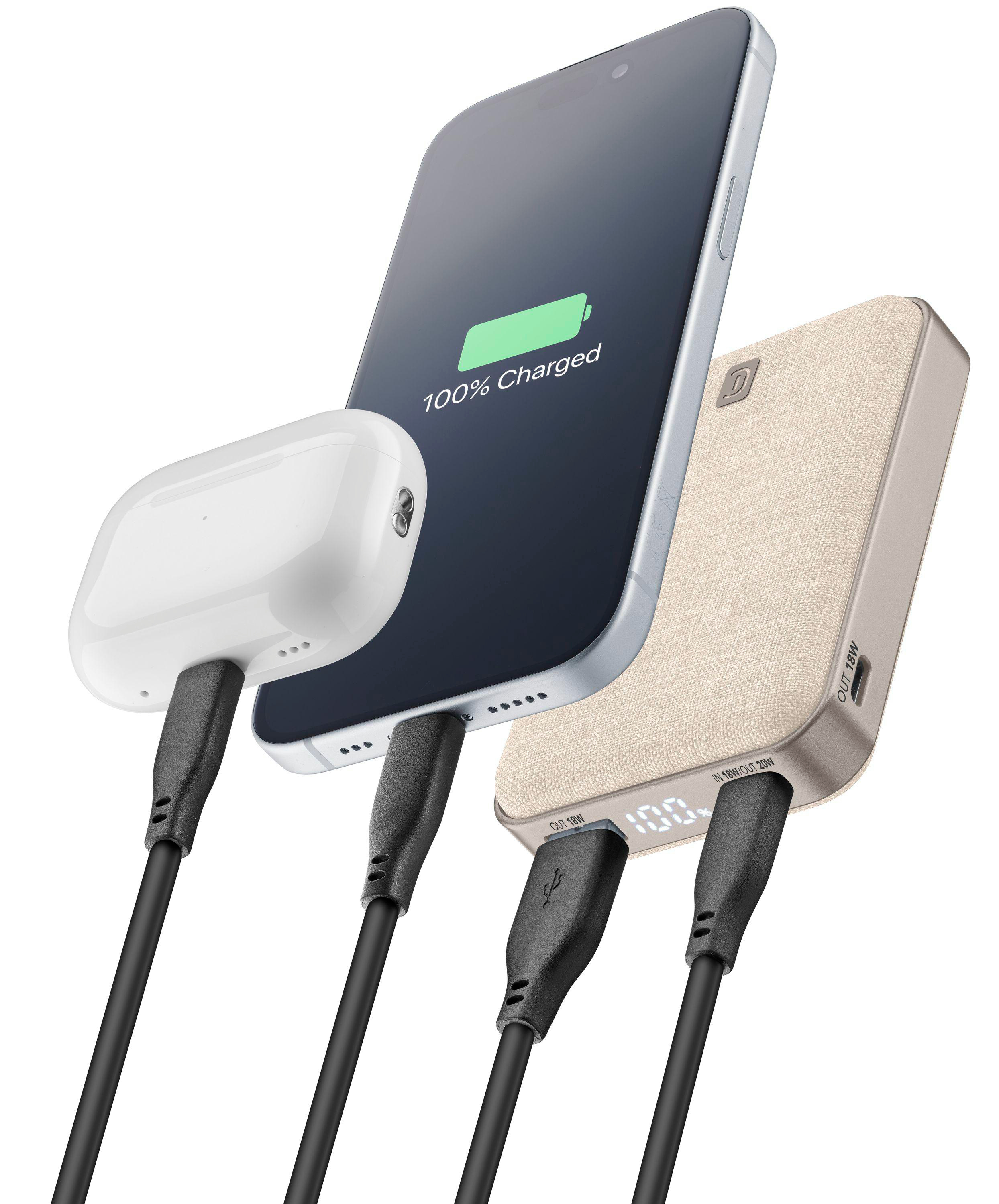 Ein Telefon, AirPods und eine Powerbank, verbunden durch schwarze Kabel. Telefon zeigt 100% geladen. Powerbank zeigt 100%.