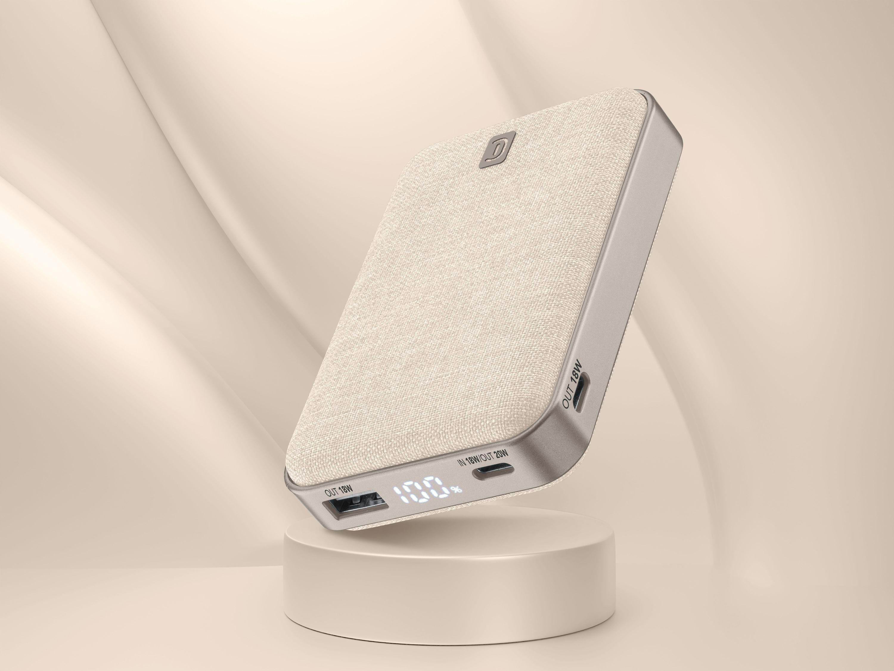 Eine beige Powerbank auf einem beigen Sockel. Sie zeigt 100 % Ladung an. Der Hintergrund ist ein beiger Farbverlauf.