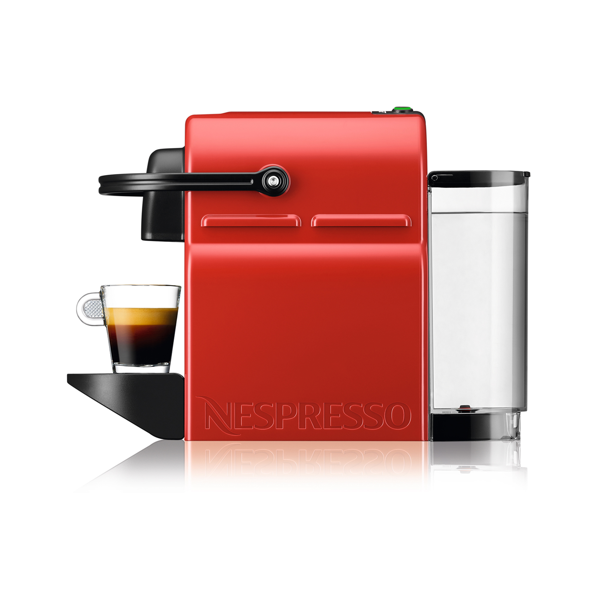 Una cafetera Nespresso roja con un vaso de café. Está sobre un fondo blanco.