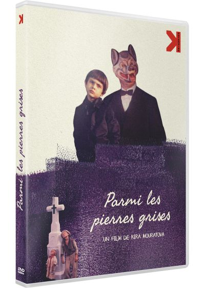DVD-hoes. Een jongen en een man met een hondenmasker. Titel: Parmi les pierres grises. Een kruis en twee mensen op de achtergrond.