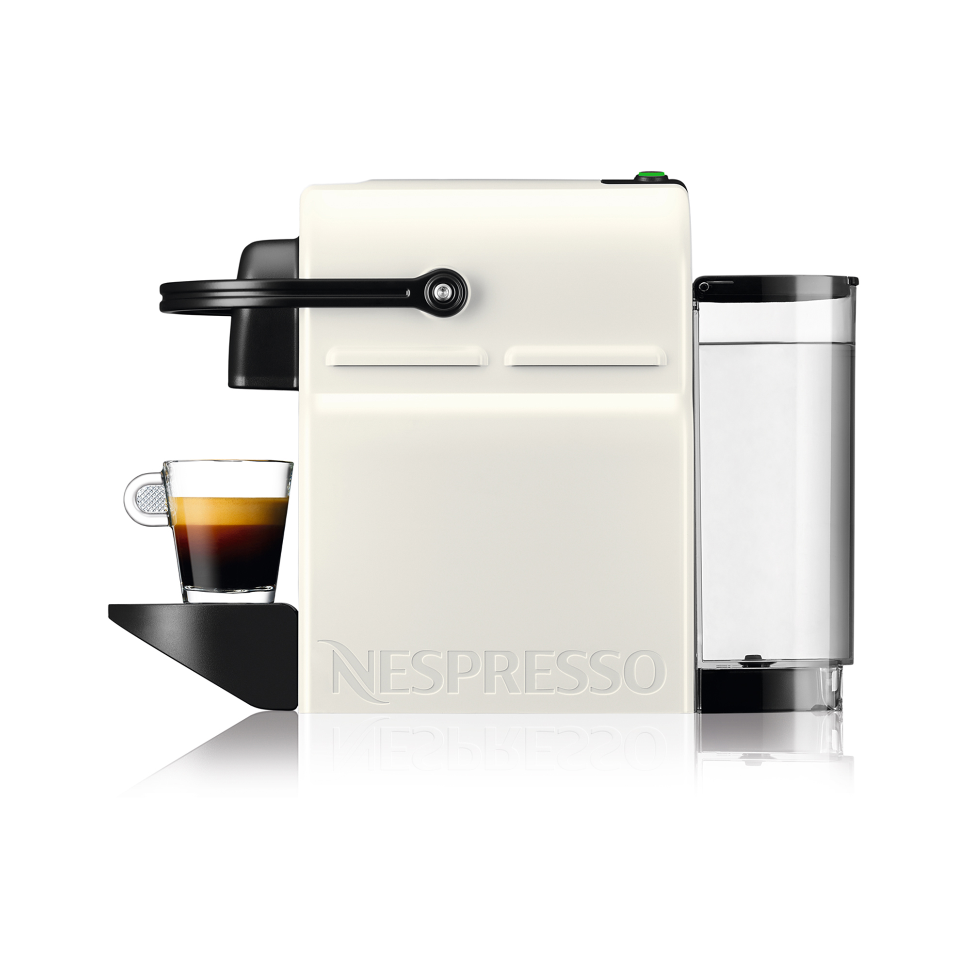 Una máquina Nespresso blanca con una taza de espresso. Un depósito de agua está a la derecha. La marca es visible.