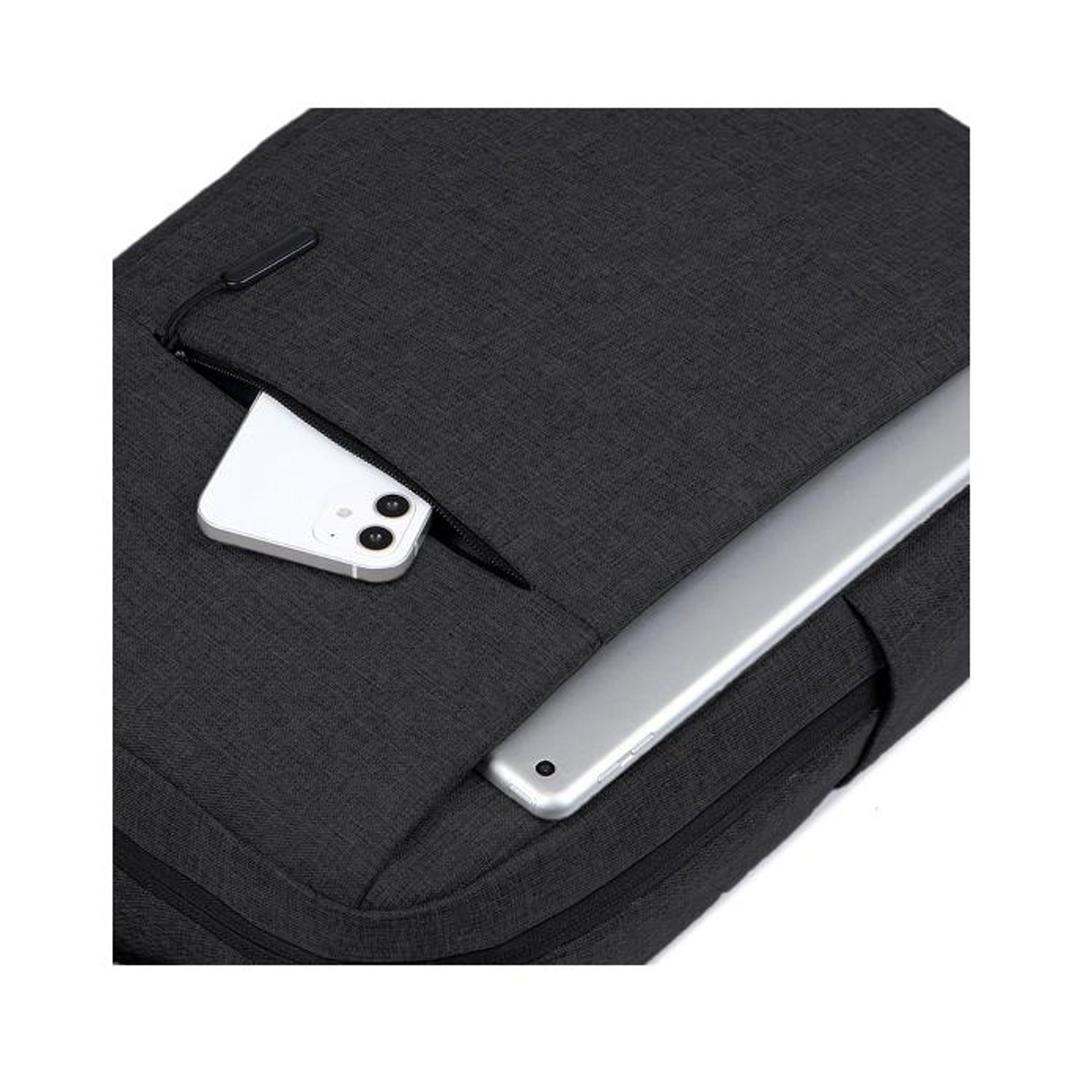 Uno zaino nero con un telefono e un tablet all'interno. Il telefono è bianco, il tablet è argento.