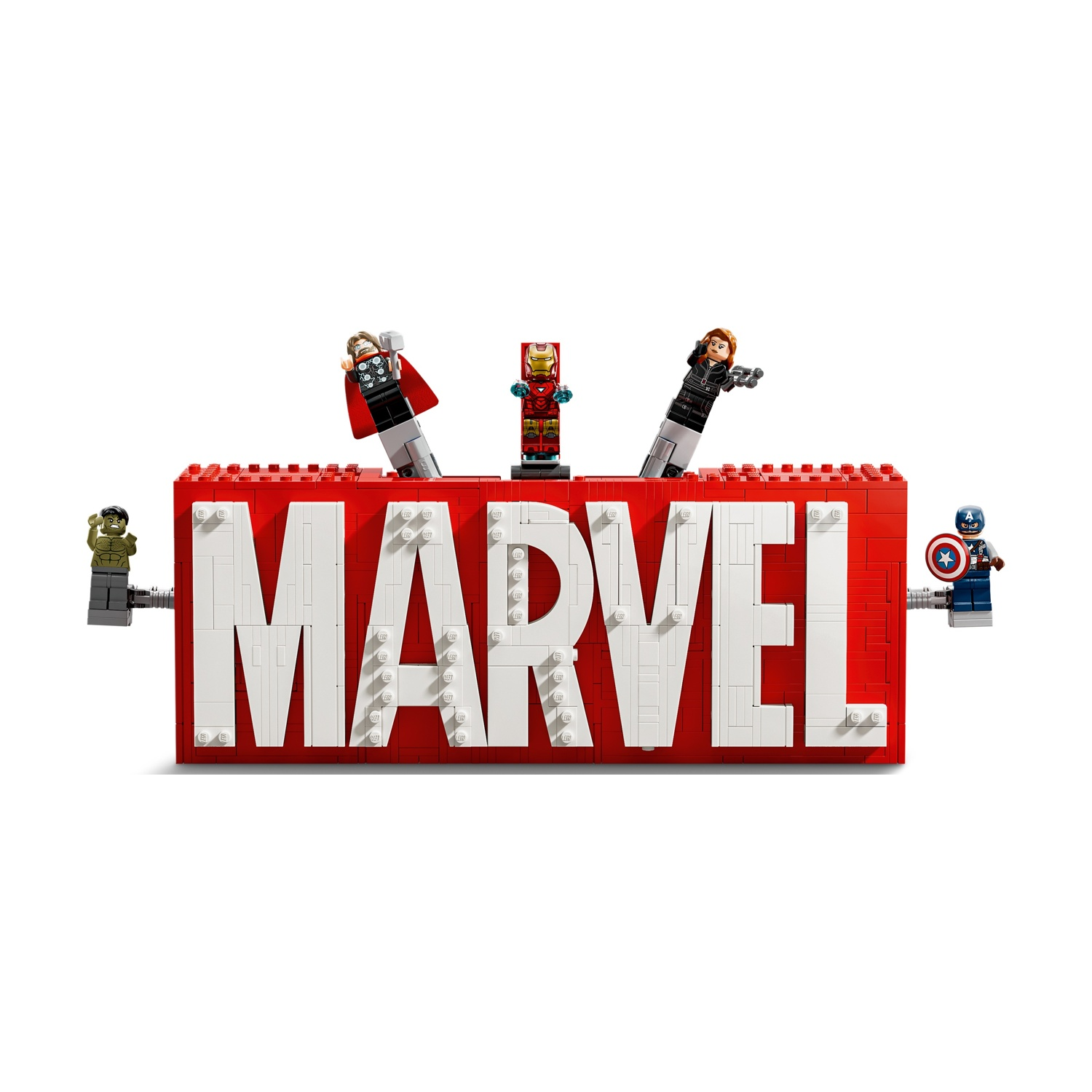Logo Lego 'Marvel' con personaggi di Iron Man, Thor, Vedova Nera, Hulk e Capitan America. Schema di colori rosso e bianco.