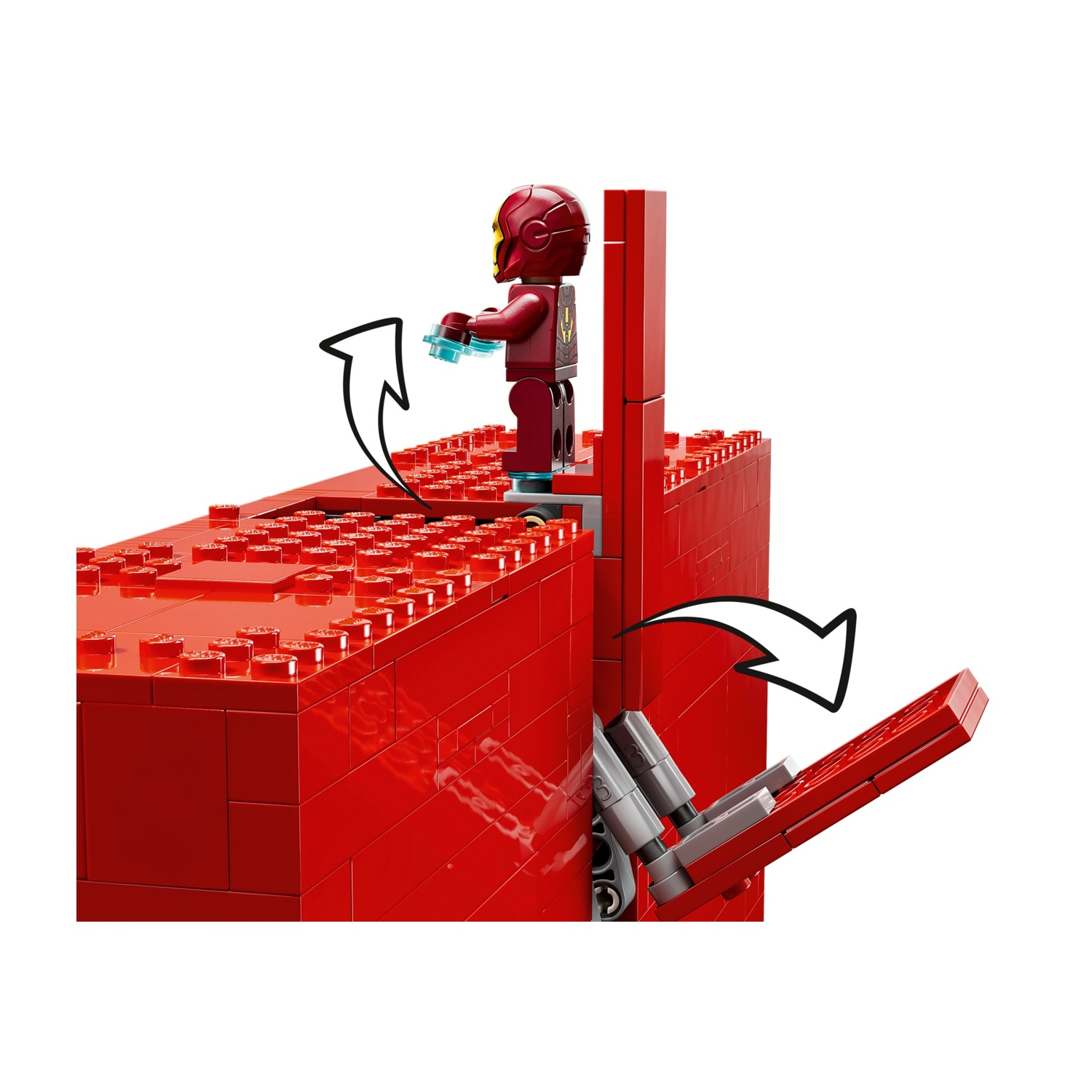 La figura Lego di Iron Man è su una struttura di mattoni rossi, con una freccia che indica l'apertura. Sfondo bianco.
