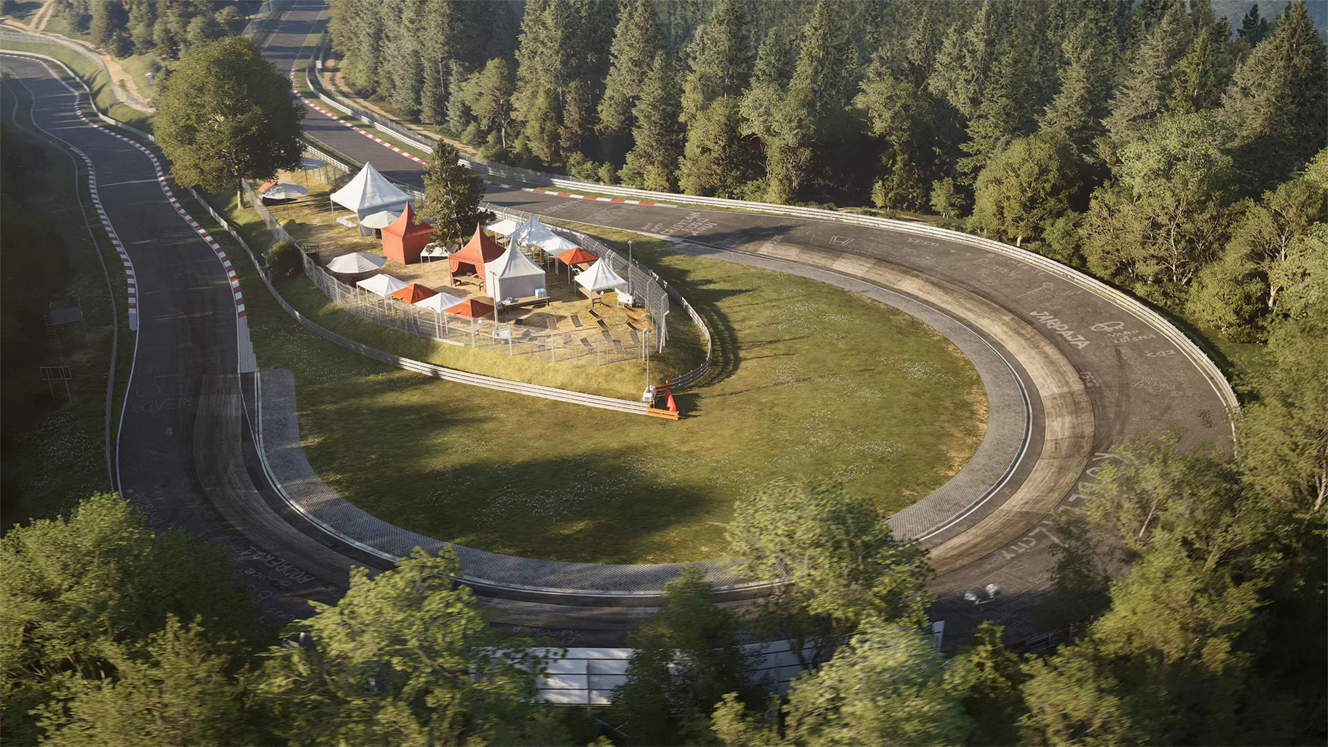 Draufsicht auf eine Rennstrecke mit Zelten, Bäumen und einer kurvenreichen Straße. Der Asphalt hat weiß-rote Markierungen.