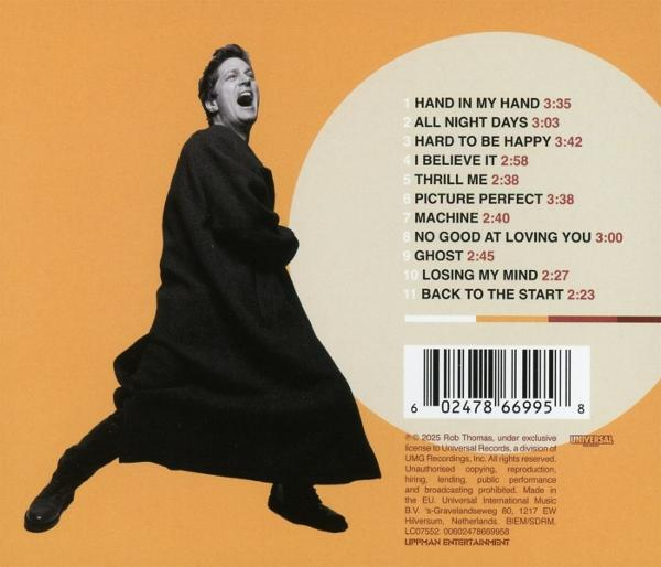 Mann in schwarzem Mantel, singt. Albumcover mit Titelliste auf hellem Hintergrund.