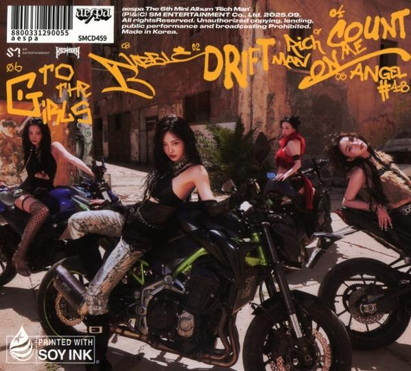 Vier Frauen in dunkler Kleidung sitzen auf Motorrädern in einer Gasse. Gelbe Schrift.