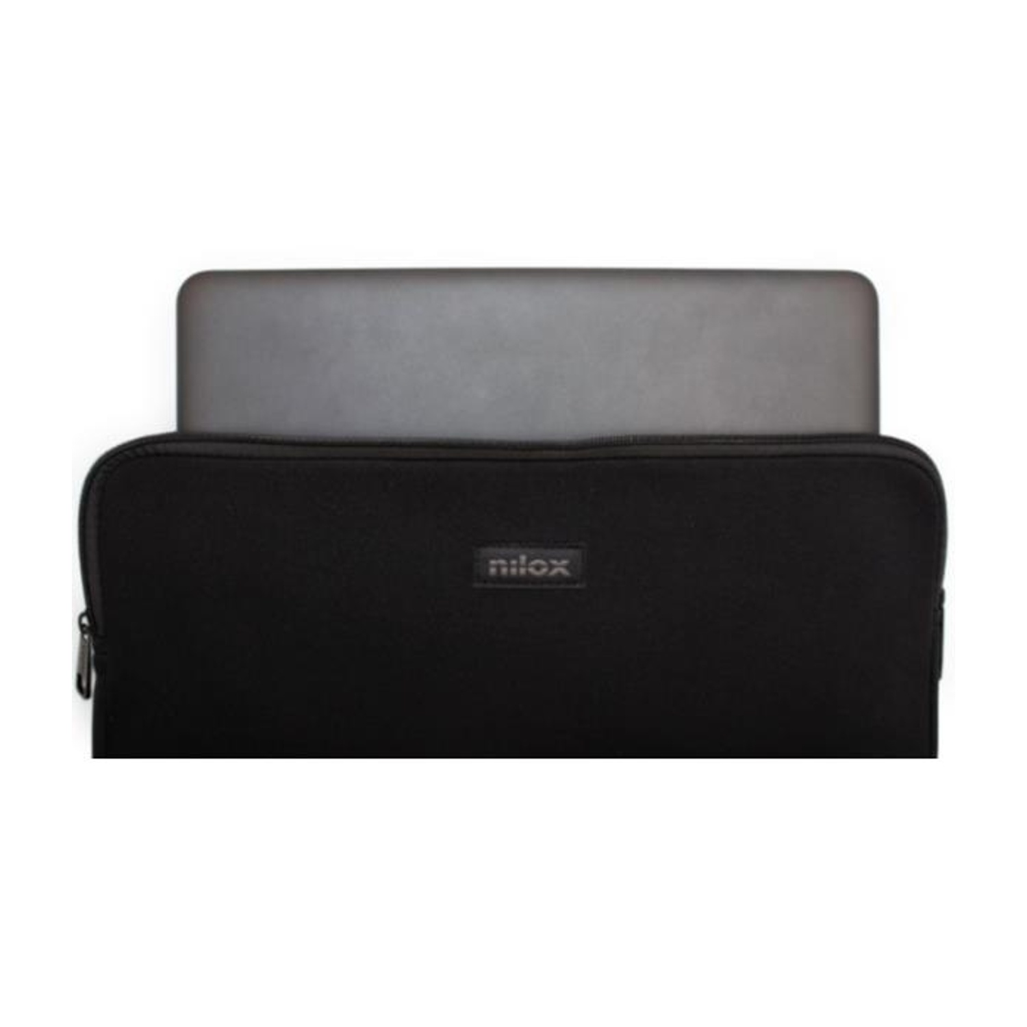 Un laptop in una custodia Nilox nera. Il laptop è grigio e parzialmente visibile. La custodia ha una cerniera e il logo Nilox.