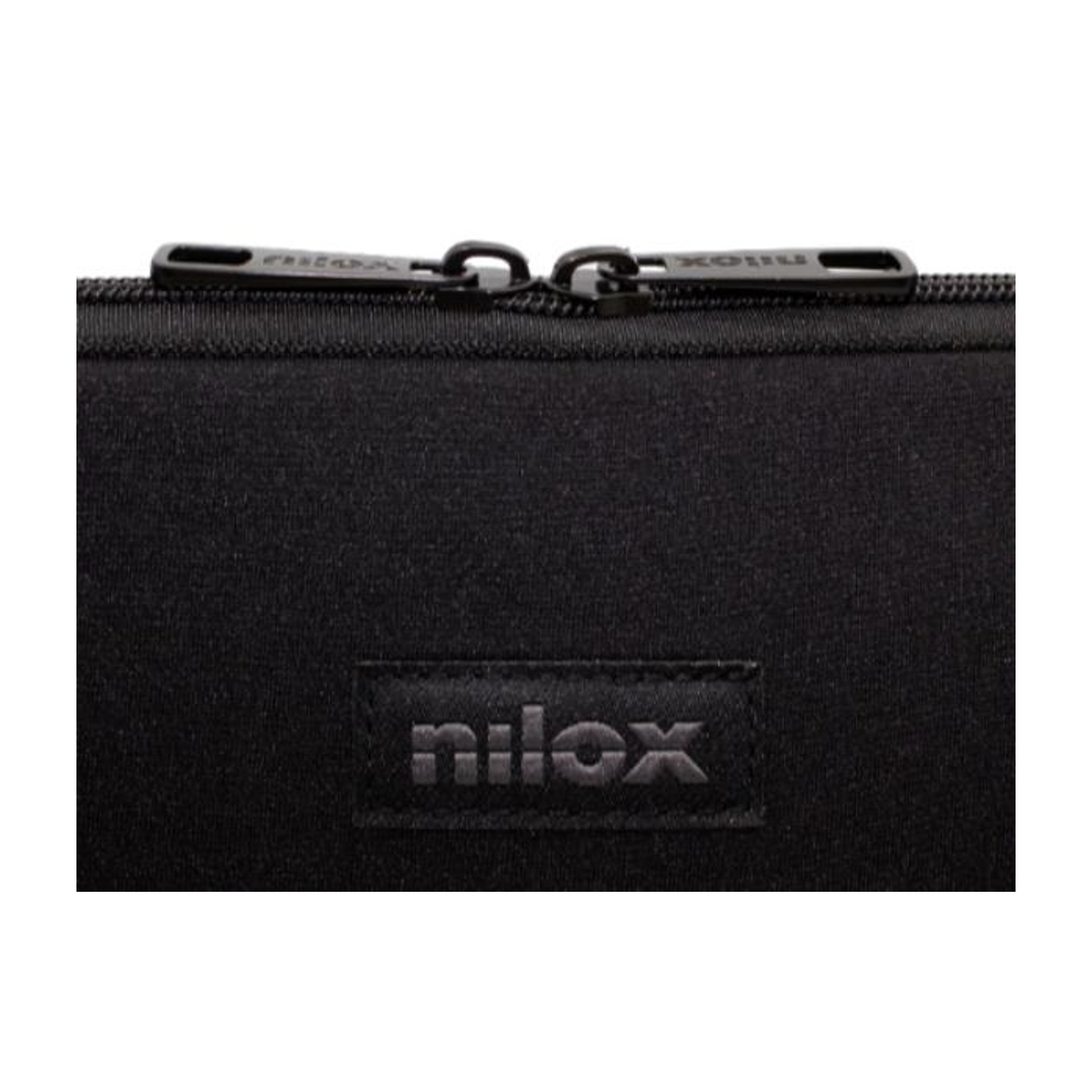 Primo piano di una borsa nera per laptop. Una cerniera corre lungo la parte superiore con il marchio 'nilox' visibile sulla borsa.