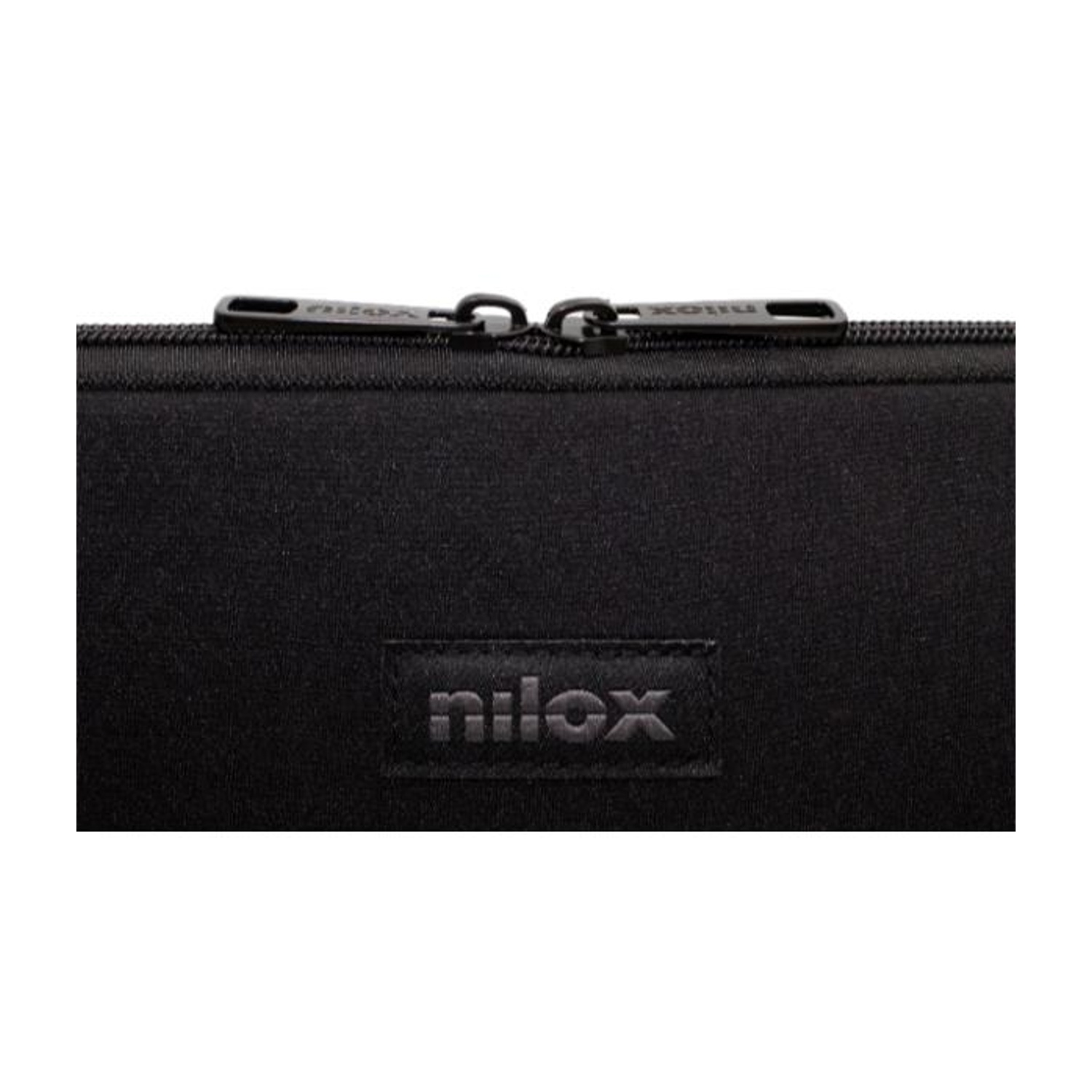 Primo piano di una custodia per laptop Nilox nera. Presenta una cerniera e il logo Nilox nella parte inferiore.