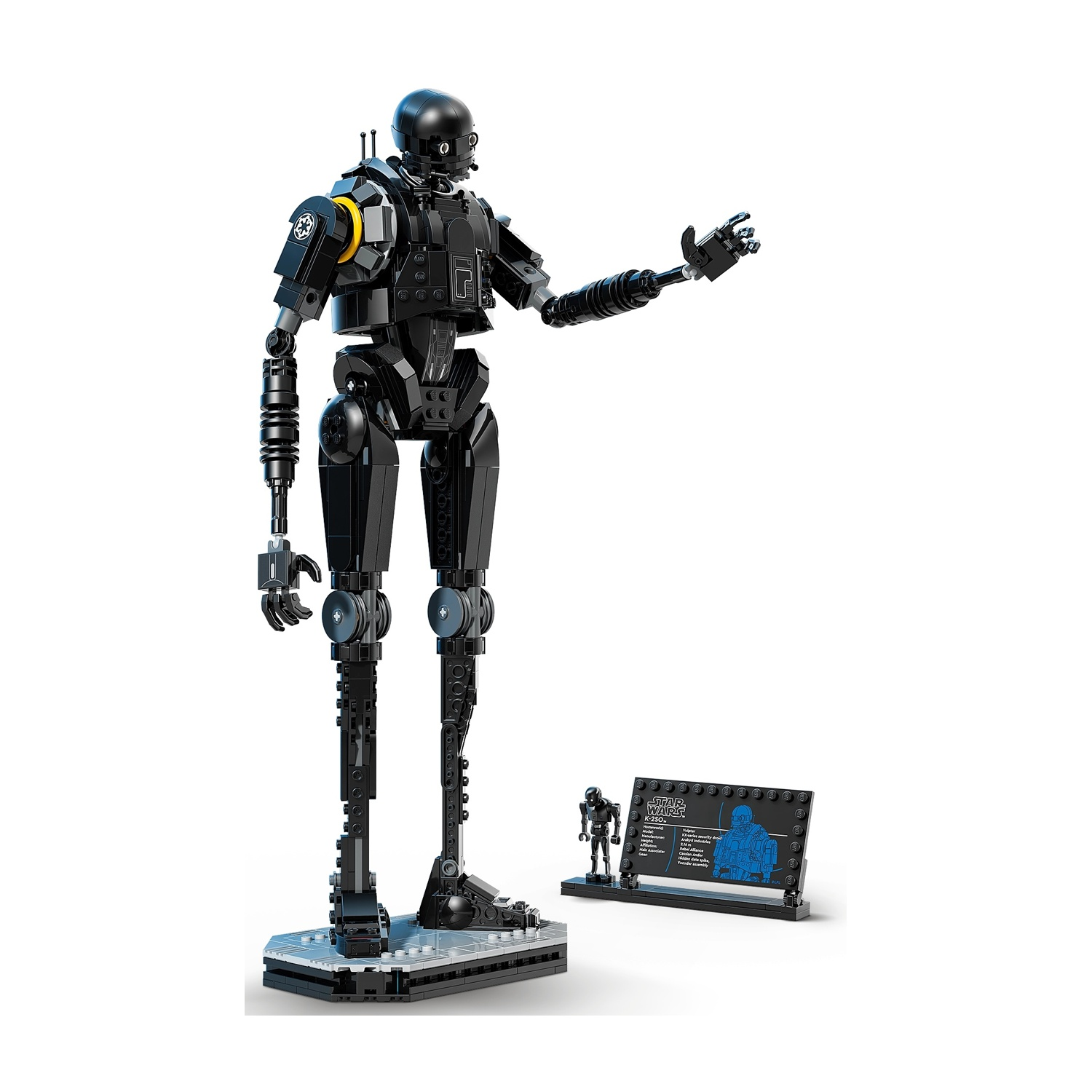 Un droide K-2SO Lego nero è in piedi su una base. Sono presenti anche una figura più piccola e una targa informativa. Lo sfondo è bianco.