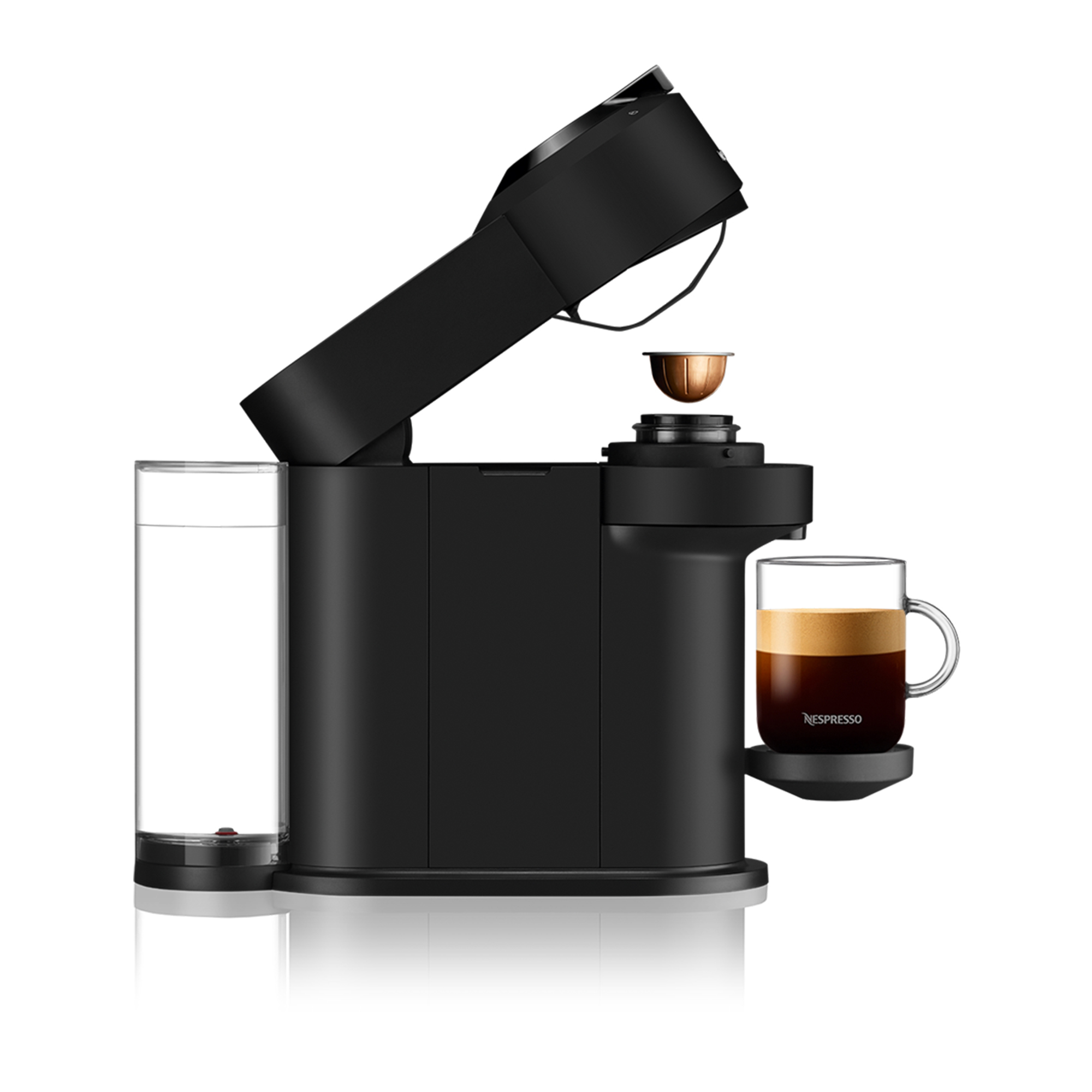 Una máquina Nespresso negra con una cápsula de café y una taza de café. Depósito de agua a la izquierda.