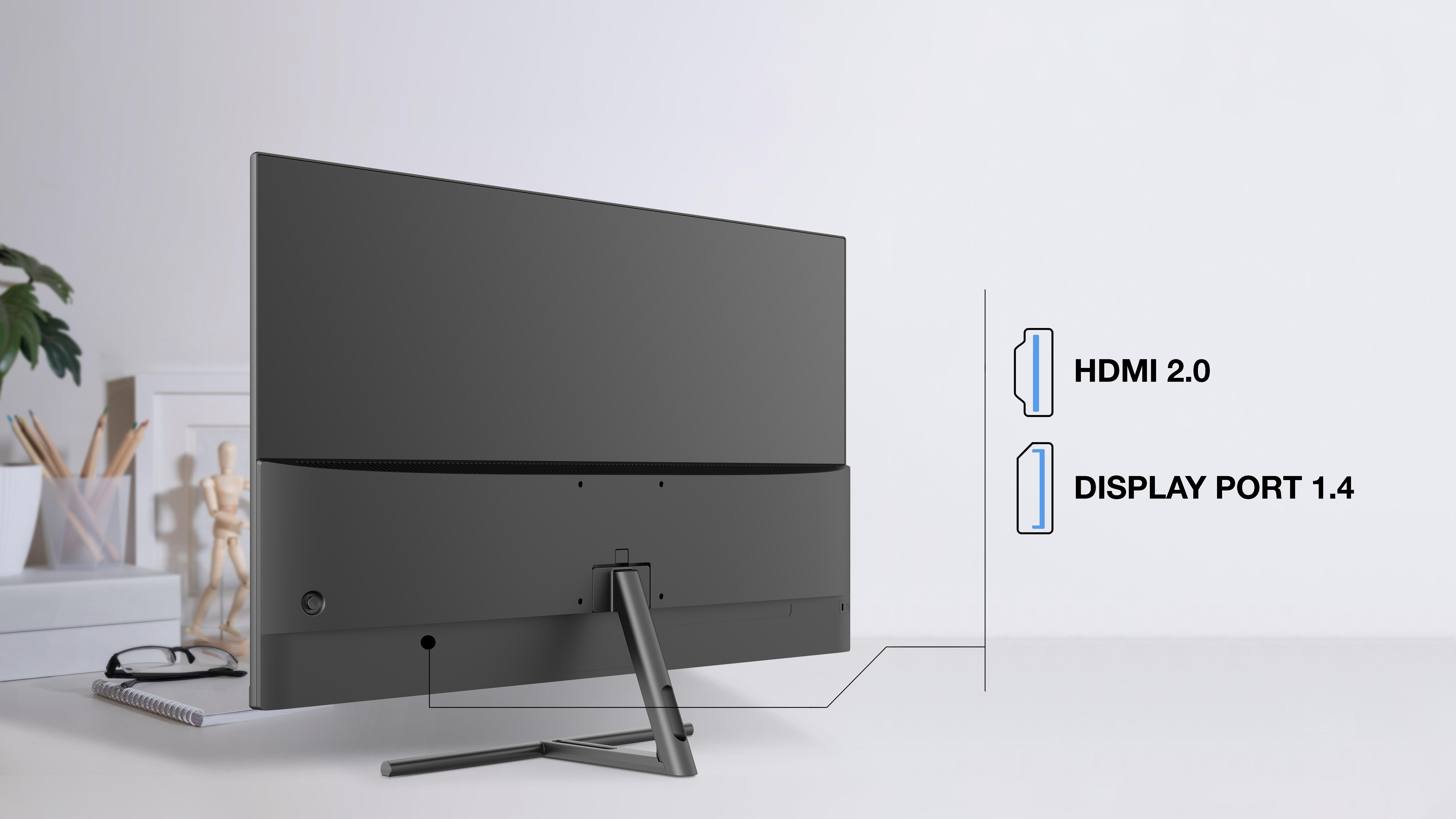 Rückseite eines grauen Computermonitors auf einem Schreibtisch. HDMI 2.0 und Displayport 1.4 sind rechts beschriftet. Zubehör links.