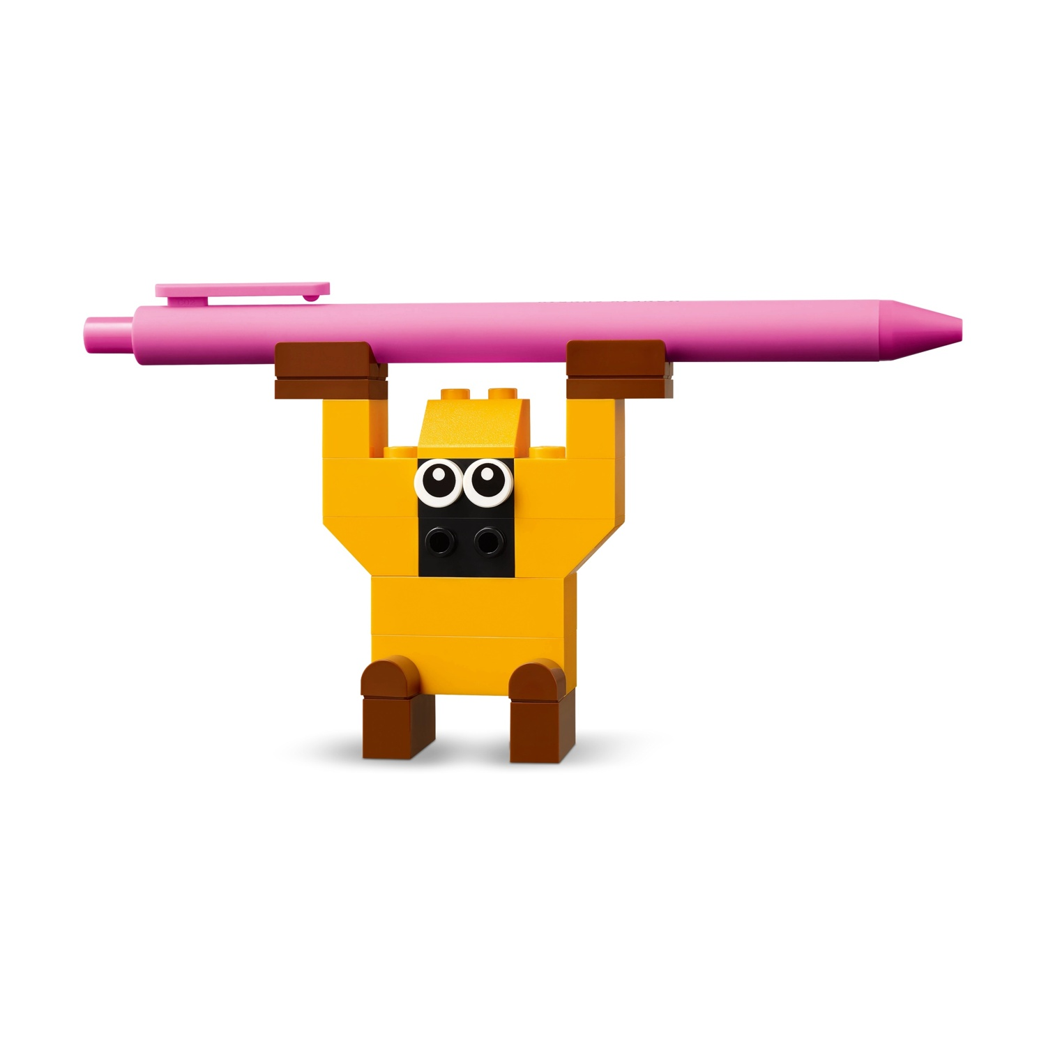 Un personaggio Lego giallo tiene una penna rosa sopra la testa. La figura ha occhi neri e bocca nera.