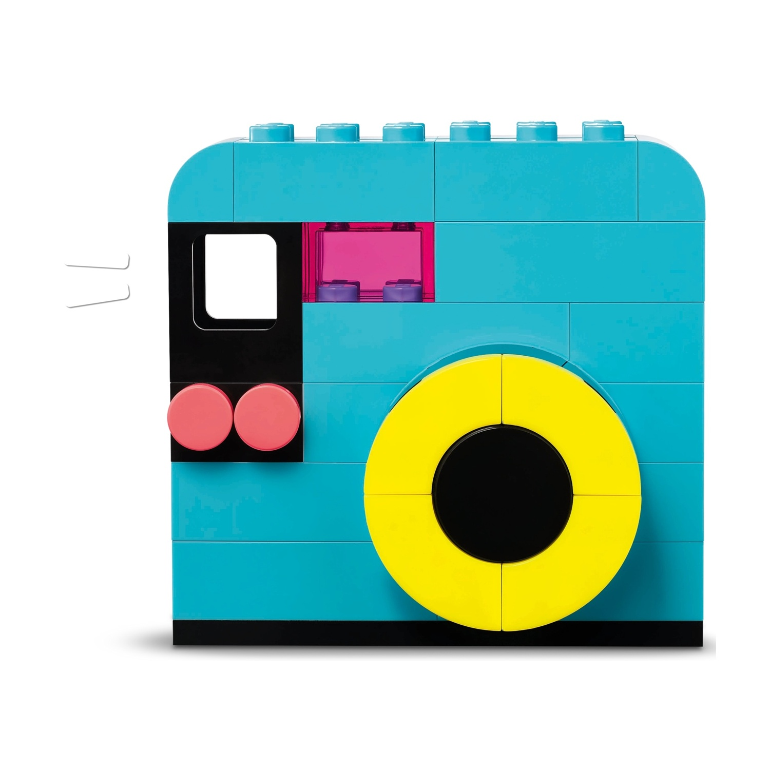 Una macchina fotografica giocattolo fatta di mattoncini Lego blu con lente gialla e dettagli rosa. Ha un bordo nero.